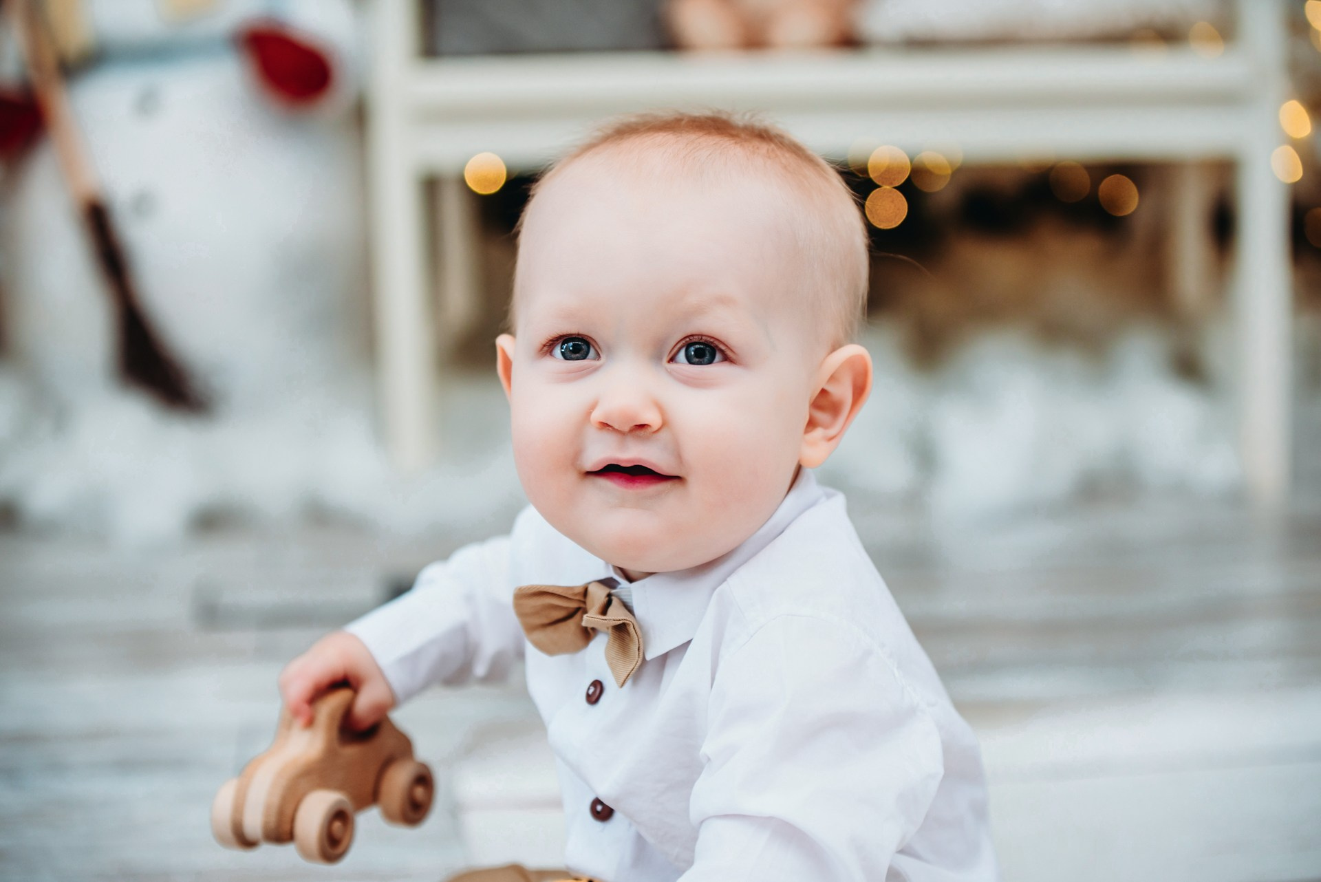 Малыш улыбается в новогодней студии. Ольга Ли свадебный семейный фотограф Иркутск