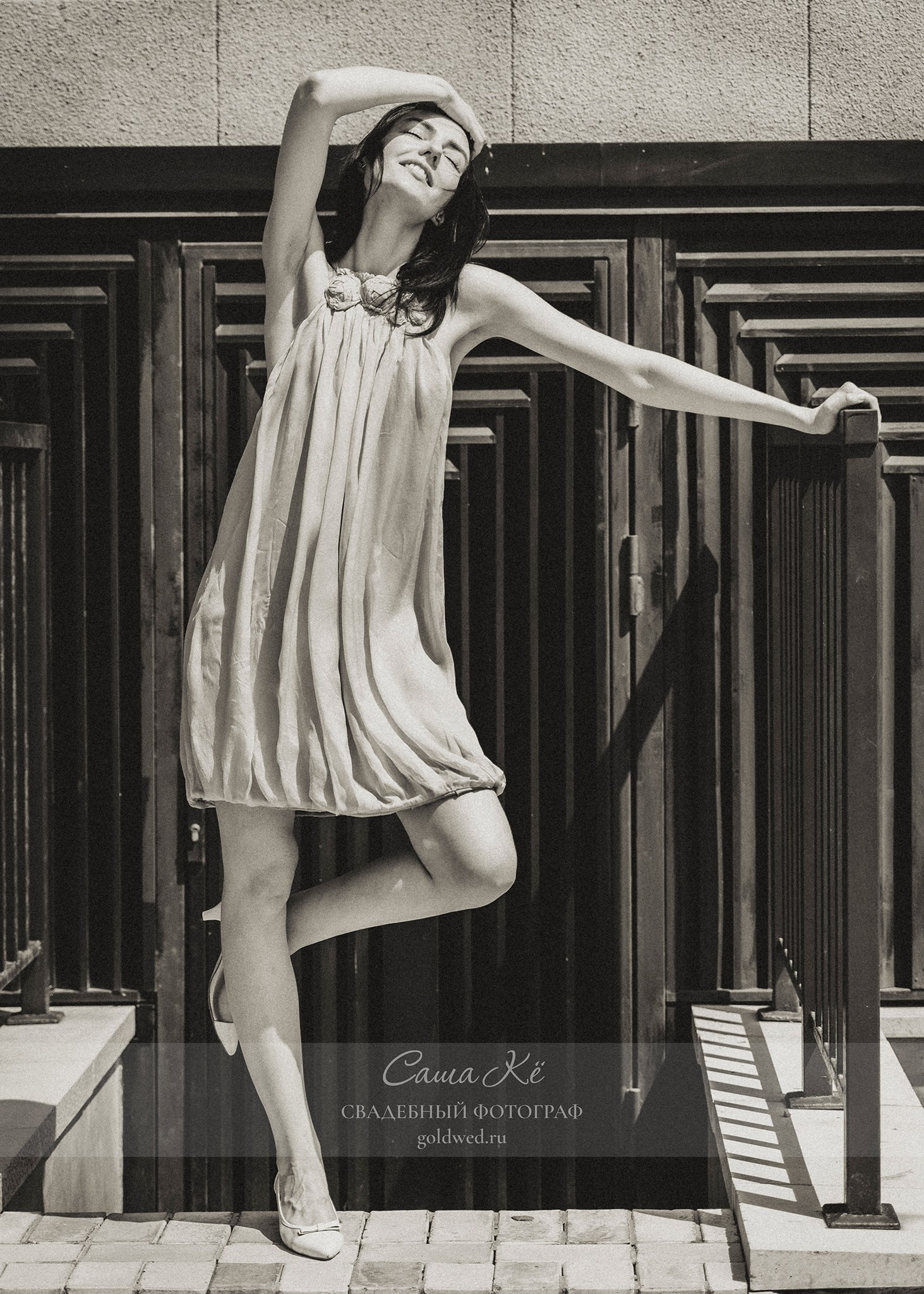 Романтика и нежность, fashion кадры с моделью во время прогулка. Естественные эмоции и стильная фотосессия. Фотограф Новосибирск Саша Кё.