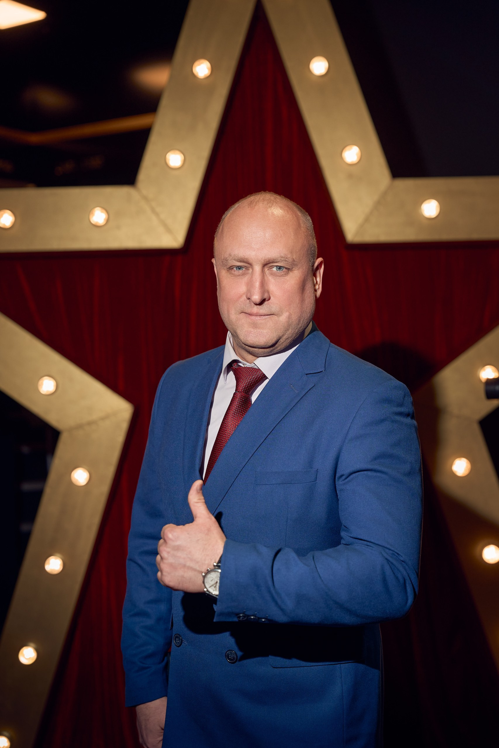 уверенный портрет мужчины на фотозоне во время мероприятия