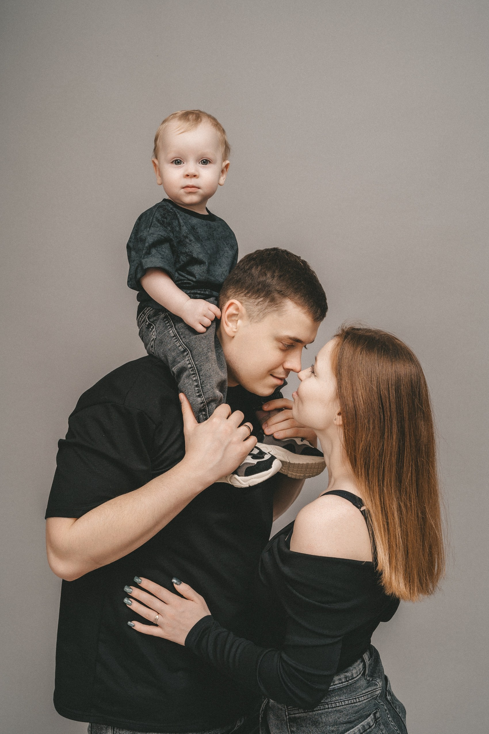 Фотосессия на 1 годик ребенка, первый день рождения малыша в Москве. Фотограф и видеограф от проекта Продолжение рода. Фотографы на роды в Москве. Фото и видео родов. Фотопроект «Продолжение рода»