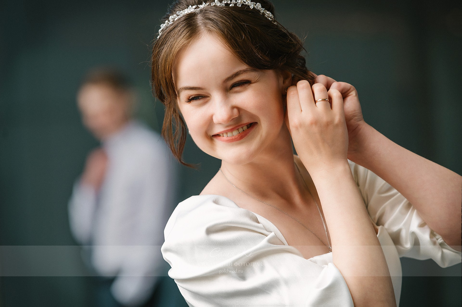 Свадебная прогулка А&А около концертного зала имени АМ Каца. Свадебный, семейный и event фотограф в Новосибирске и Новосибирской области Саша Кё