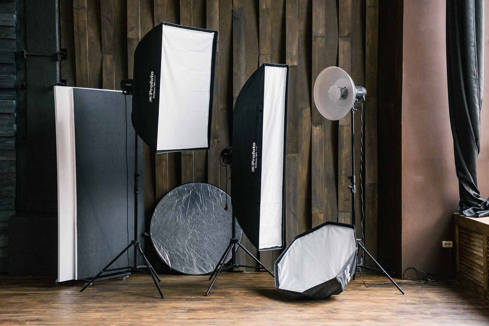 световые приборы в студии. октобокс, софтбокс, Стрип на фоне фактурной деревянной стены