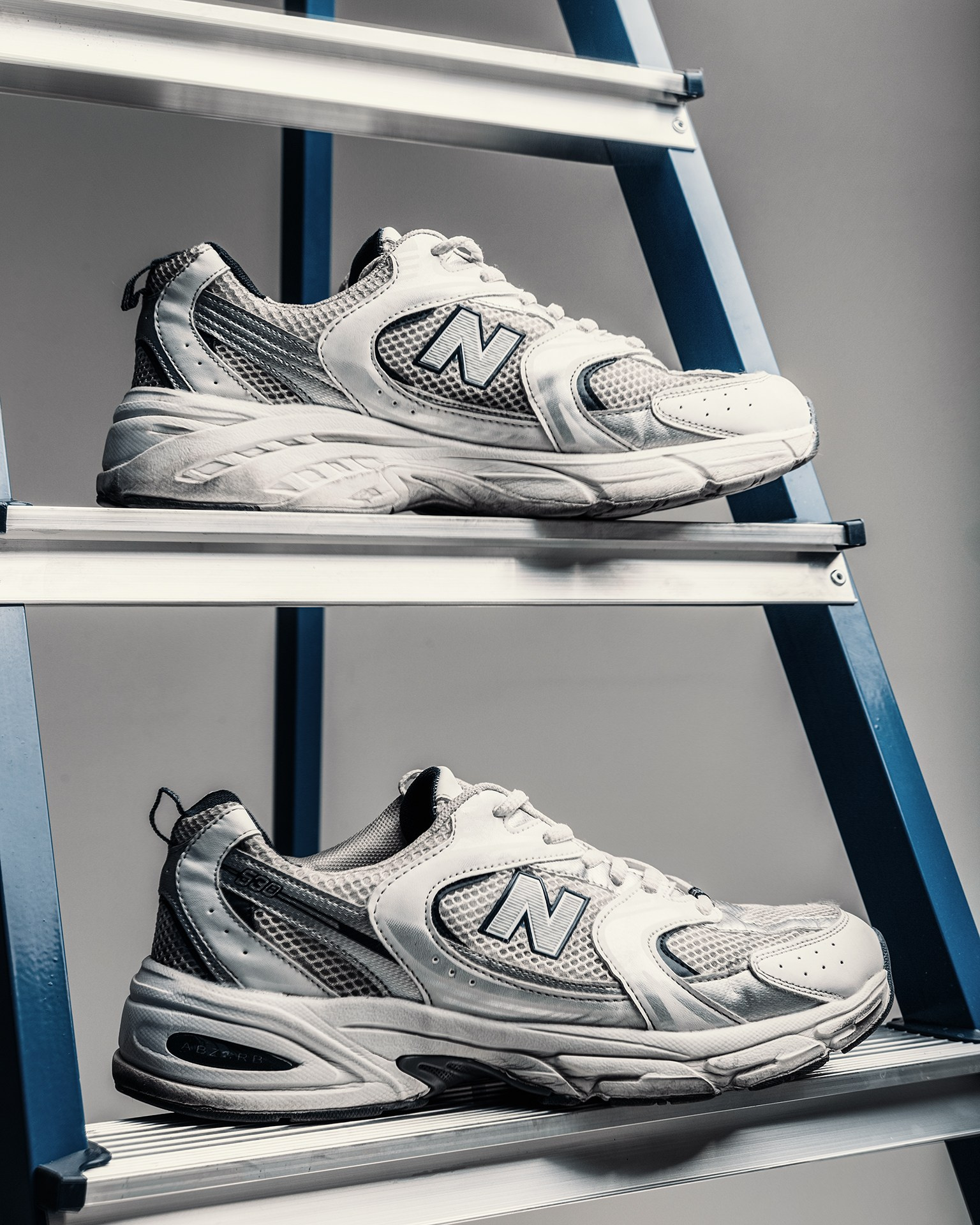 Контент съемка кроссовок фирмы New Balance на стремянке Казань, кроссовки на стремянке