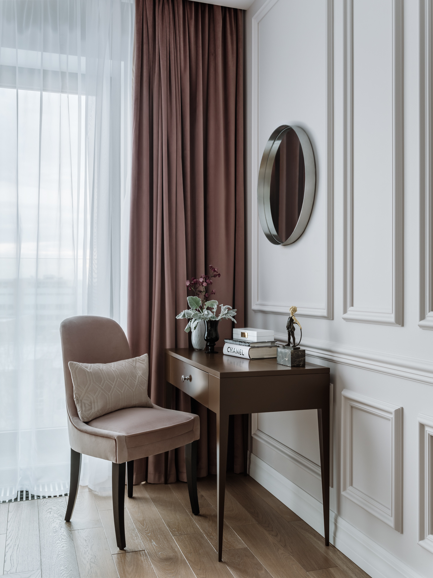 Бежевый в интерьере спальне