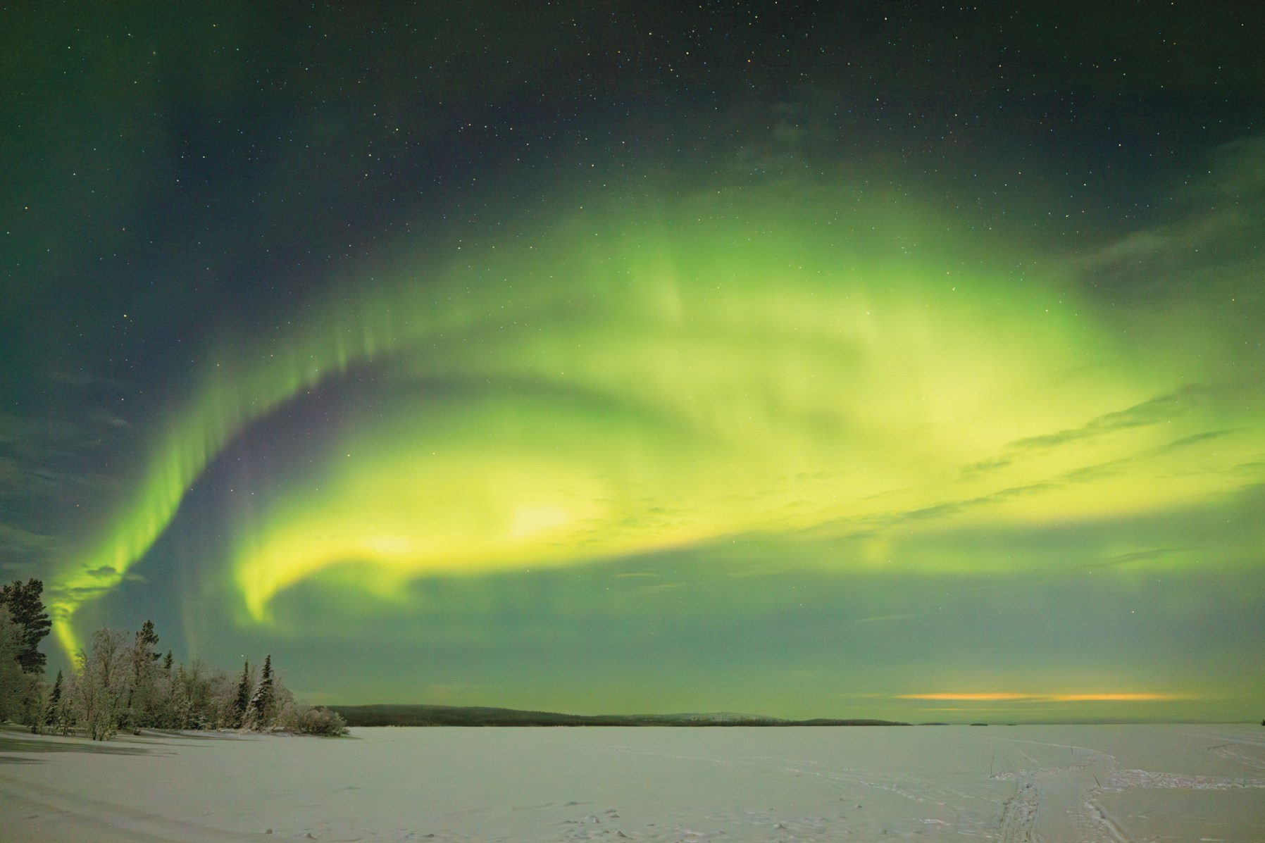 Северное сияние на озере Имандра, Мурманская область, Кольский