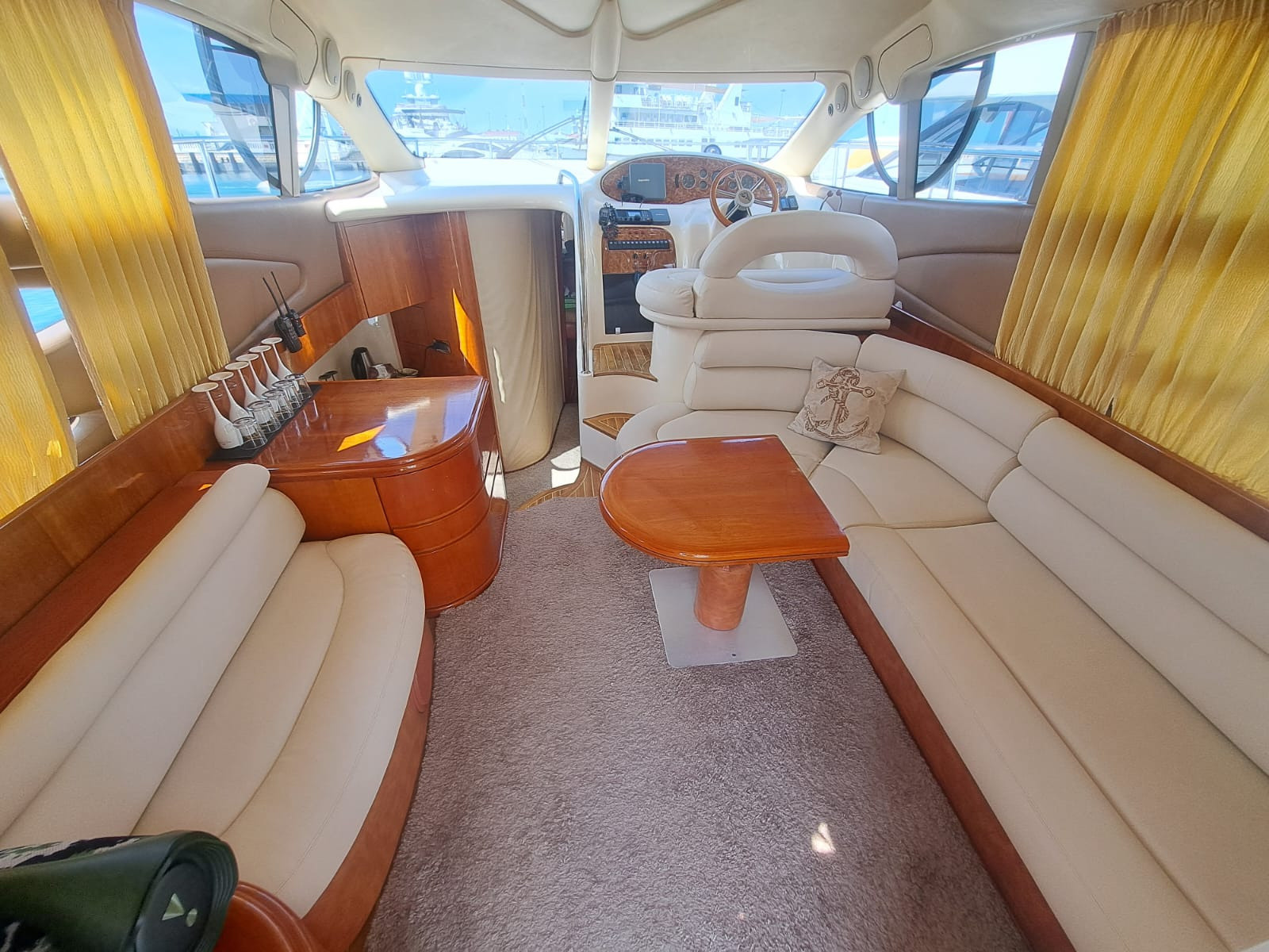 ДВУХПАЛУБНЫЕ ЯХТЫ В СОЧИ. Аренда Яхт в Сочи от Эконом до Премиум Класса