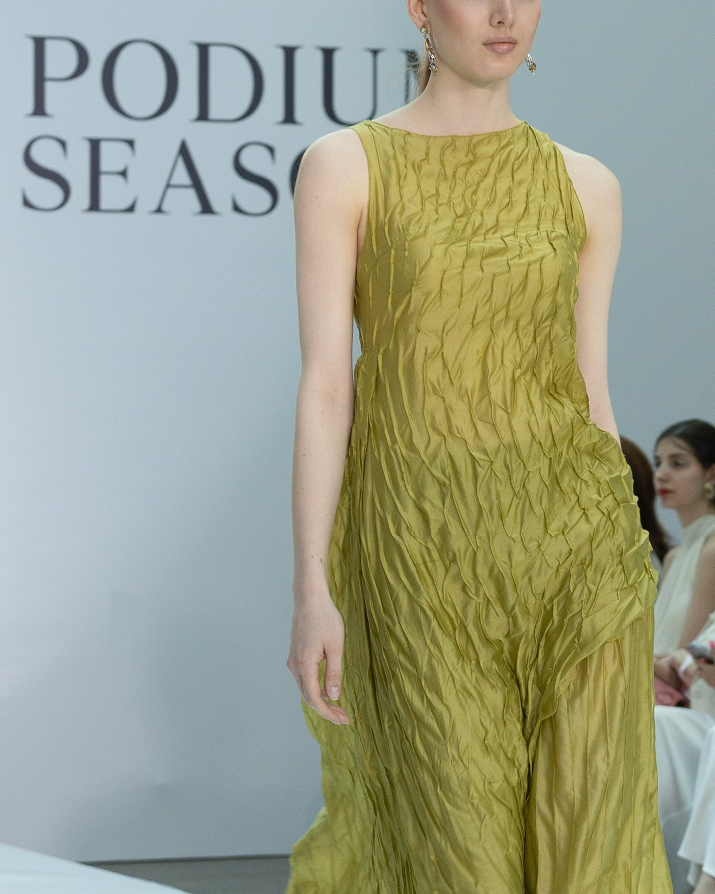 <img src="image.jpg" alt="репортаж с модного показа в Санкт-Петербурге">