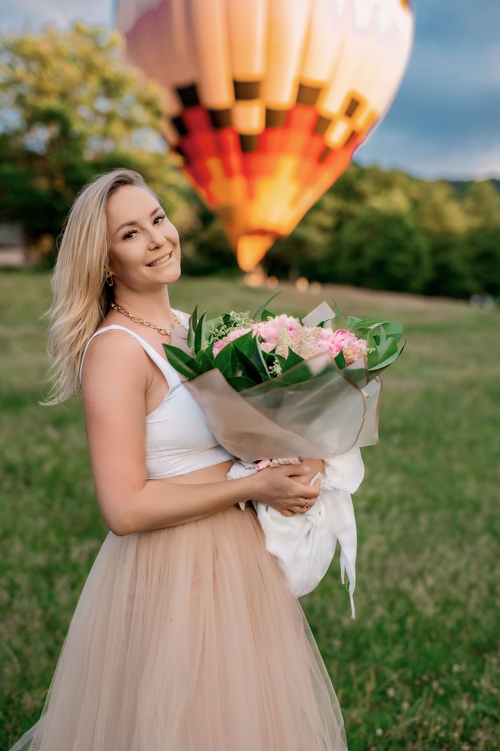 Счастливая девушка на фоне воздушного шара