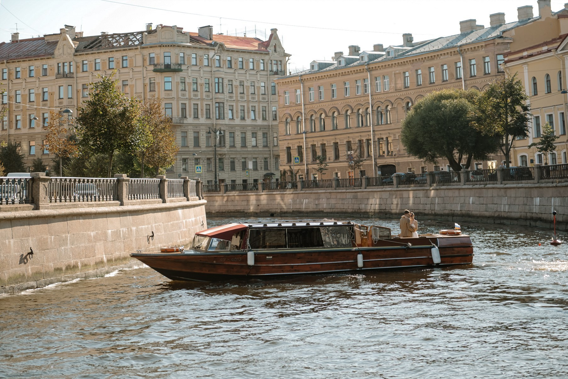 Свадебная фотосессия на красивом катере на реках и каналах в СПб
