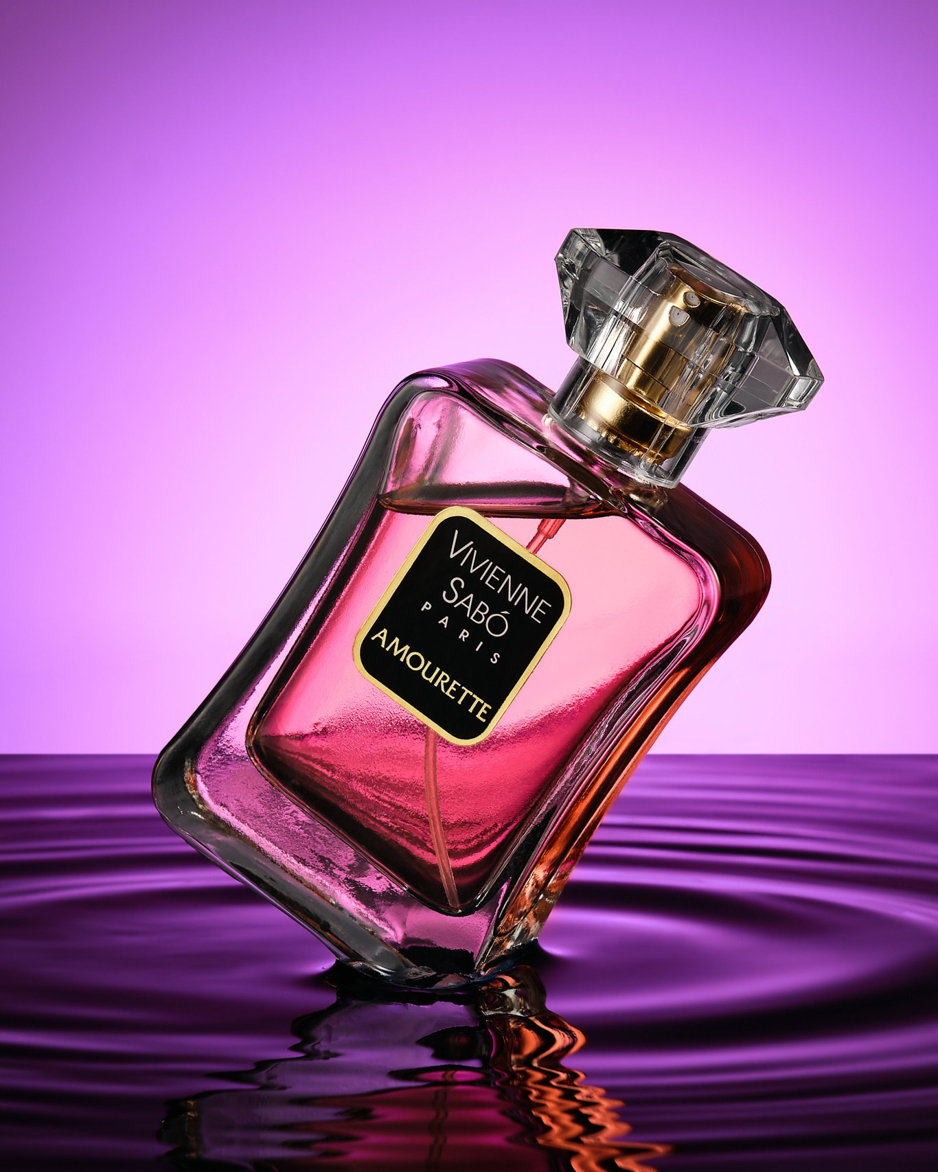 Парфюм, стоящий в воде на фоне сиреневого градиента