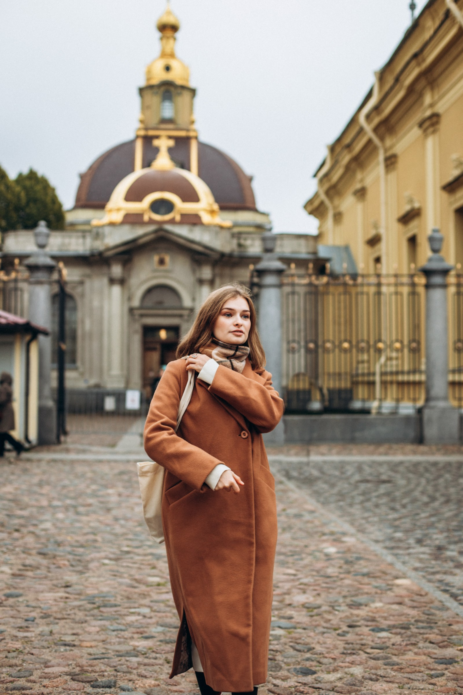 Сестры Саша и Полина в октябре. Фотопрогулка в Петербурге. Индивидуальный и семейный фотограф в Санкт-Петербурге