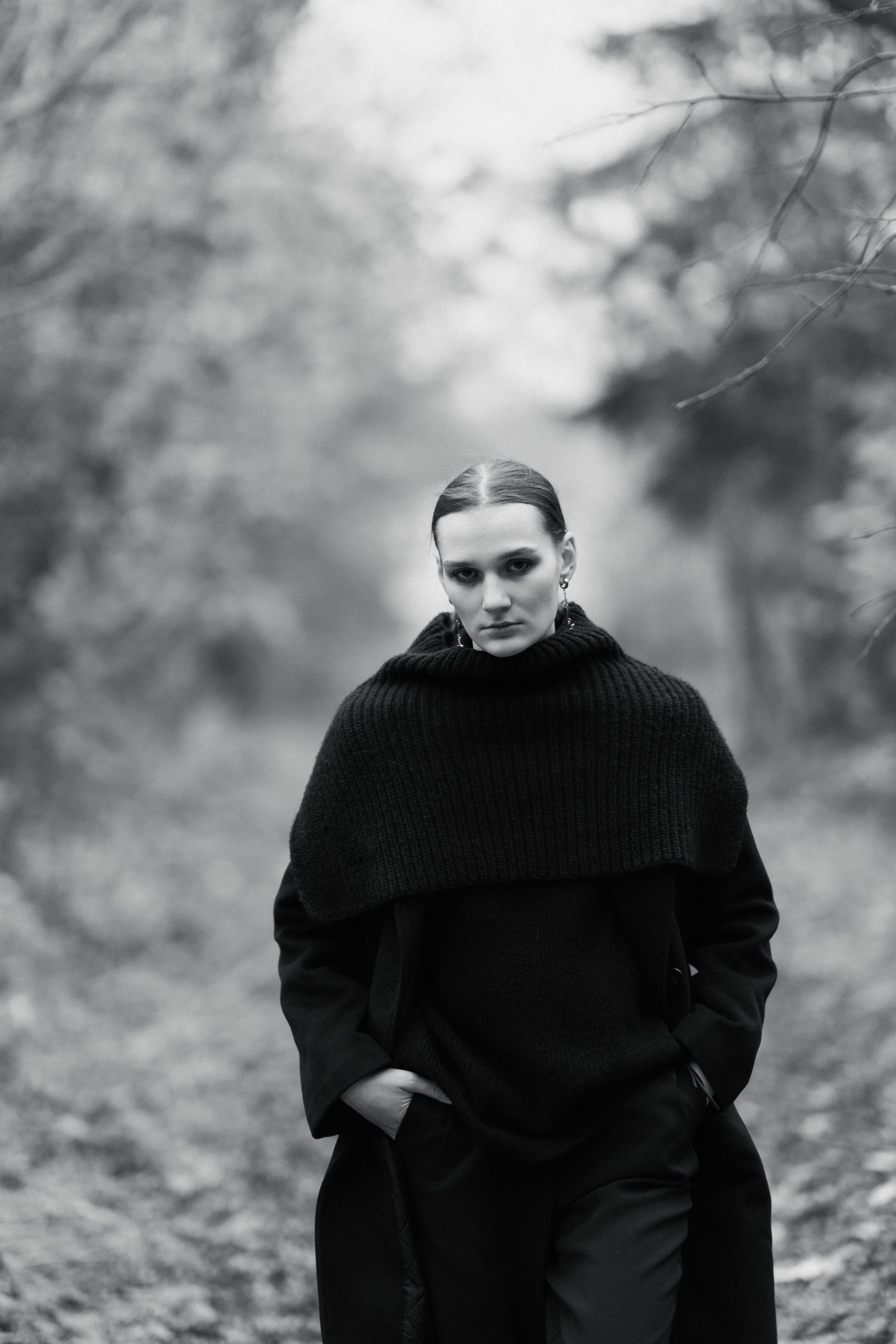 Девушка в платье идёт по сосновому лесу под Светлогорском