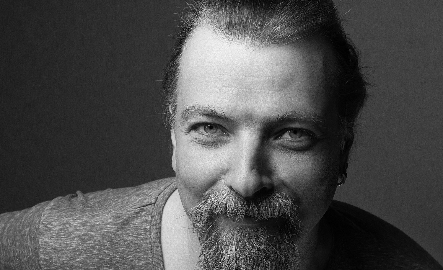 Мужские фотосессии в студии и на улице: художественные, для соцсетей, аватаров, сайтов знакомств. Фотограф Полина Завельская