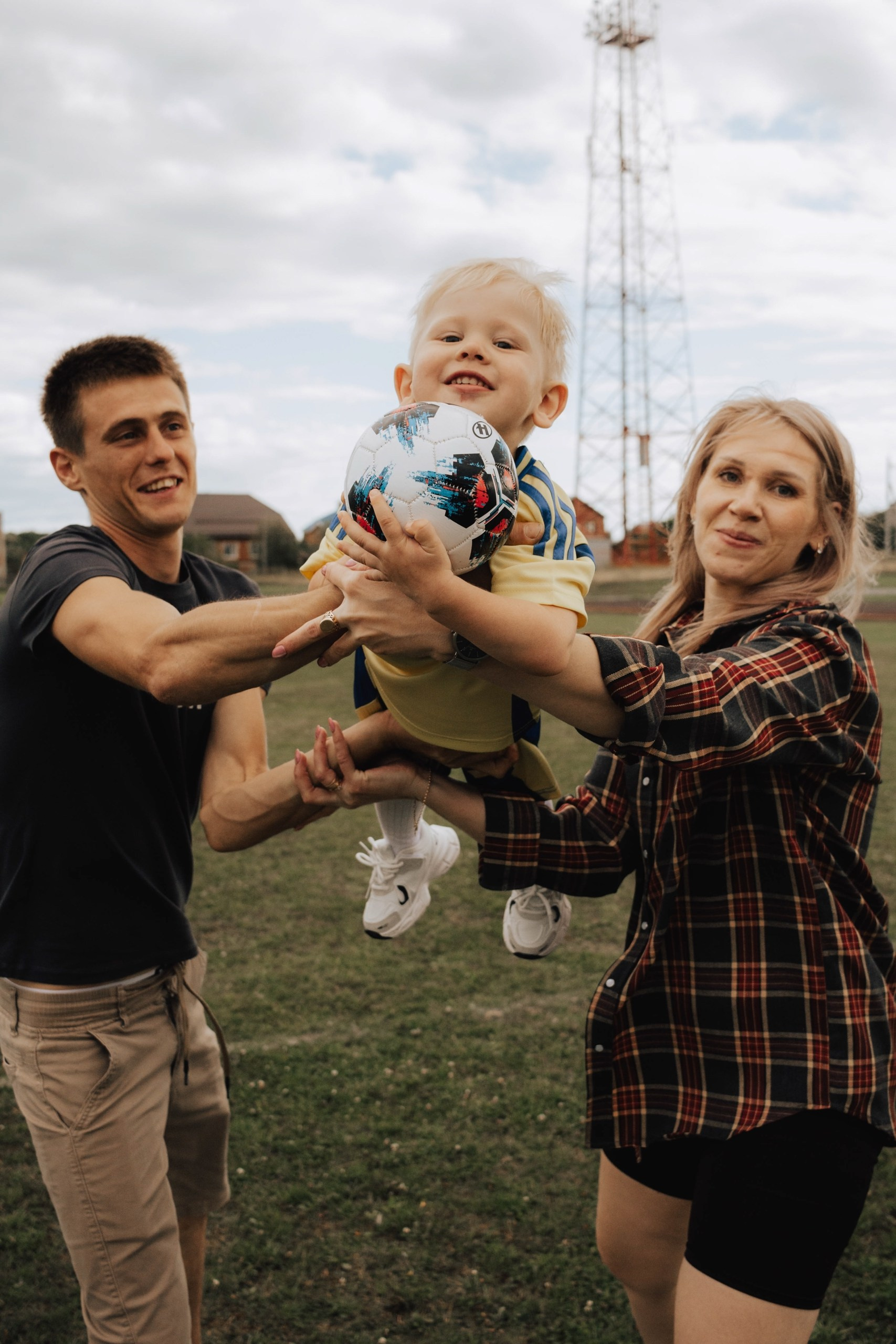 Фотография семья на природе : играют с ребенком.