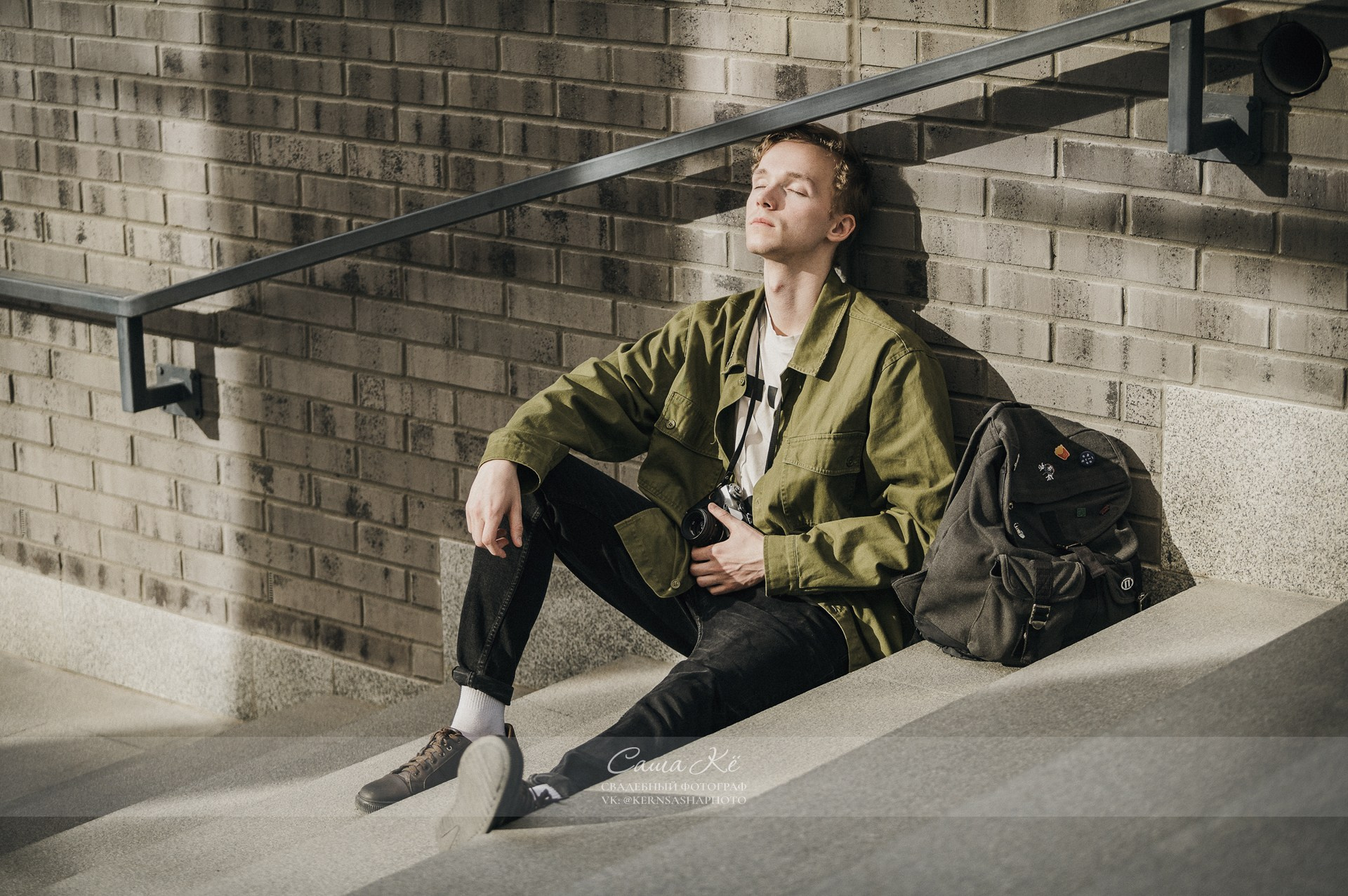 Фэшн фотосессия с парнем на фоне живописных холмов — фотограф Саша Кё