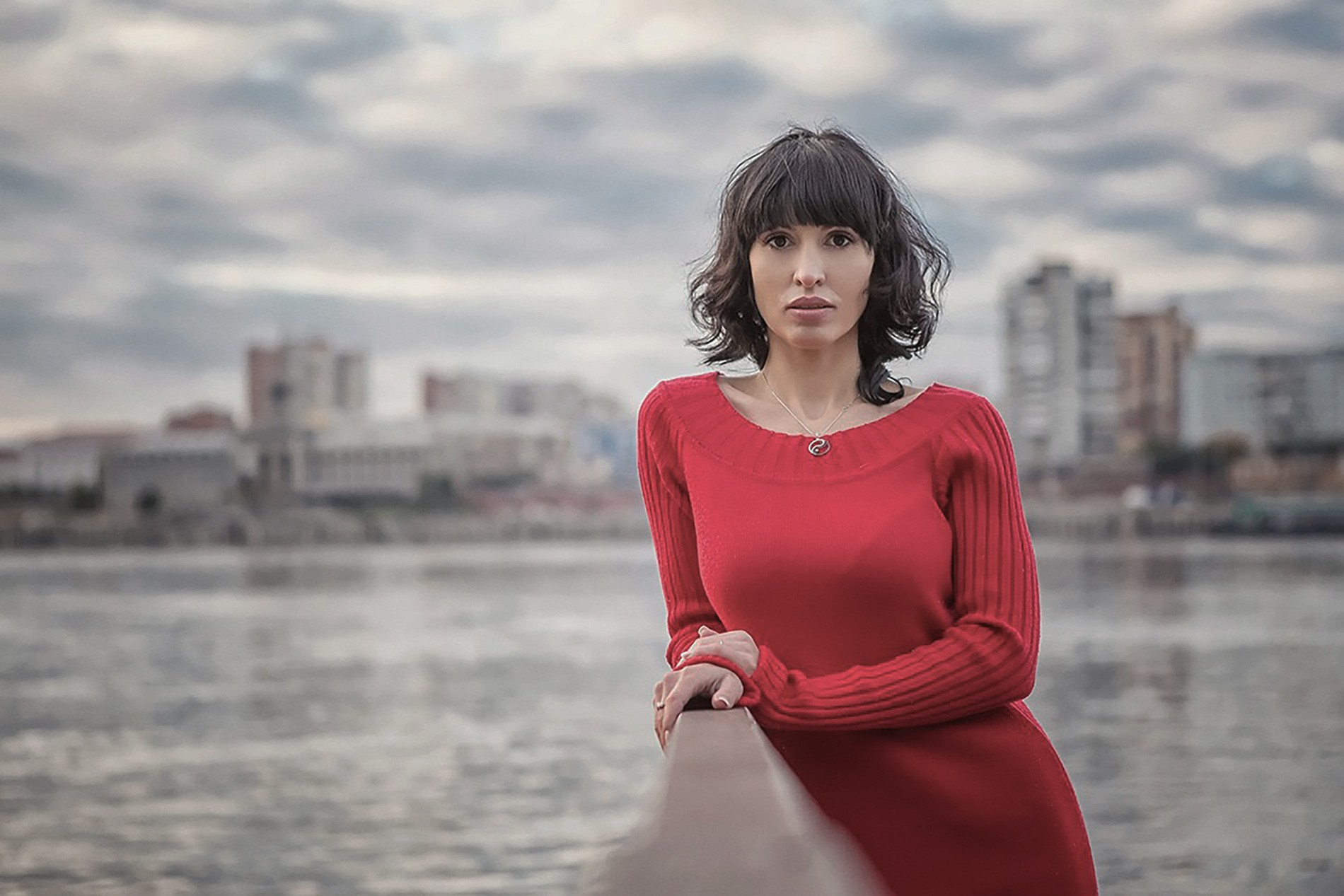 женская фотосессия Красноярск фото для девушки фотограф Красноярск фотосессия для сайта знакомств Красноярск фото для социальной сети заказать цена стоимость фотосессии в Красноярске пример фото идея место позы для фотосессии девушки в Красноярске фотосессия ИИ фотосессиия нейросеть промт для фотосессии фотосессия фото для социальной сети визажист причёска и макияж Красноярск парк Сады мечты Татышев фотостудия Красноярск бизнес портрет