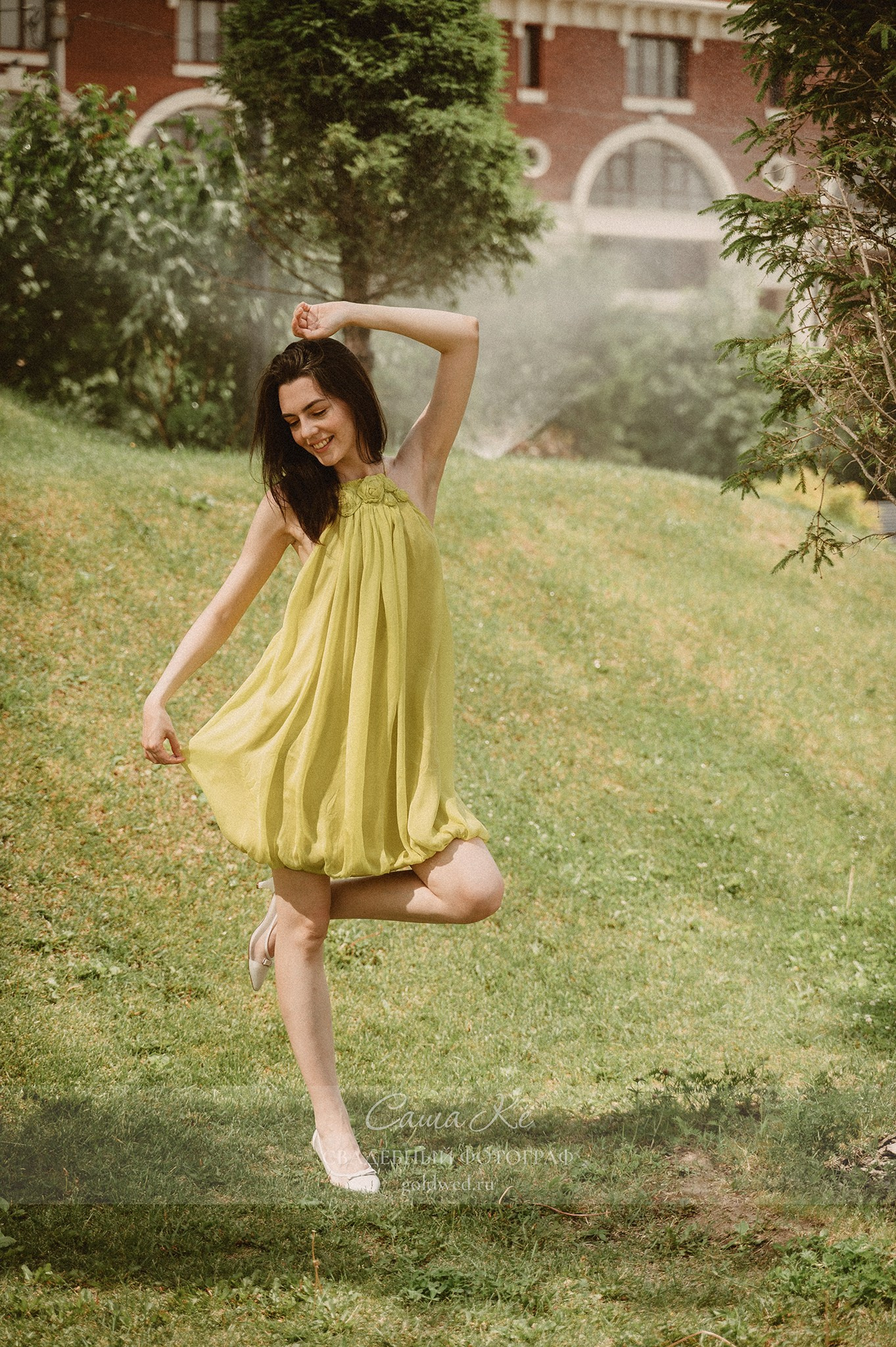 Fashion портрет, модель на прогулка по улице, стильная фотосессия, мягкая нежность и живые эмоции. Фотограф Новосибирск — Саша Кё.