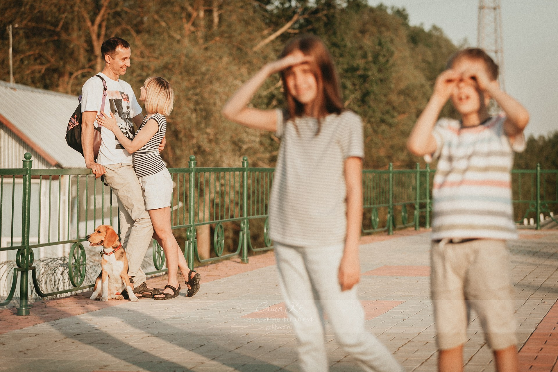 Прогулочная фотосессия влюбленной пары в Заельцовском парке - поцелуи и романтика от Саша Кё