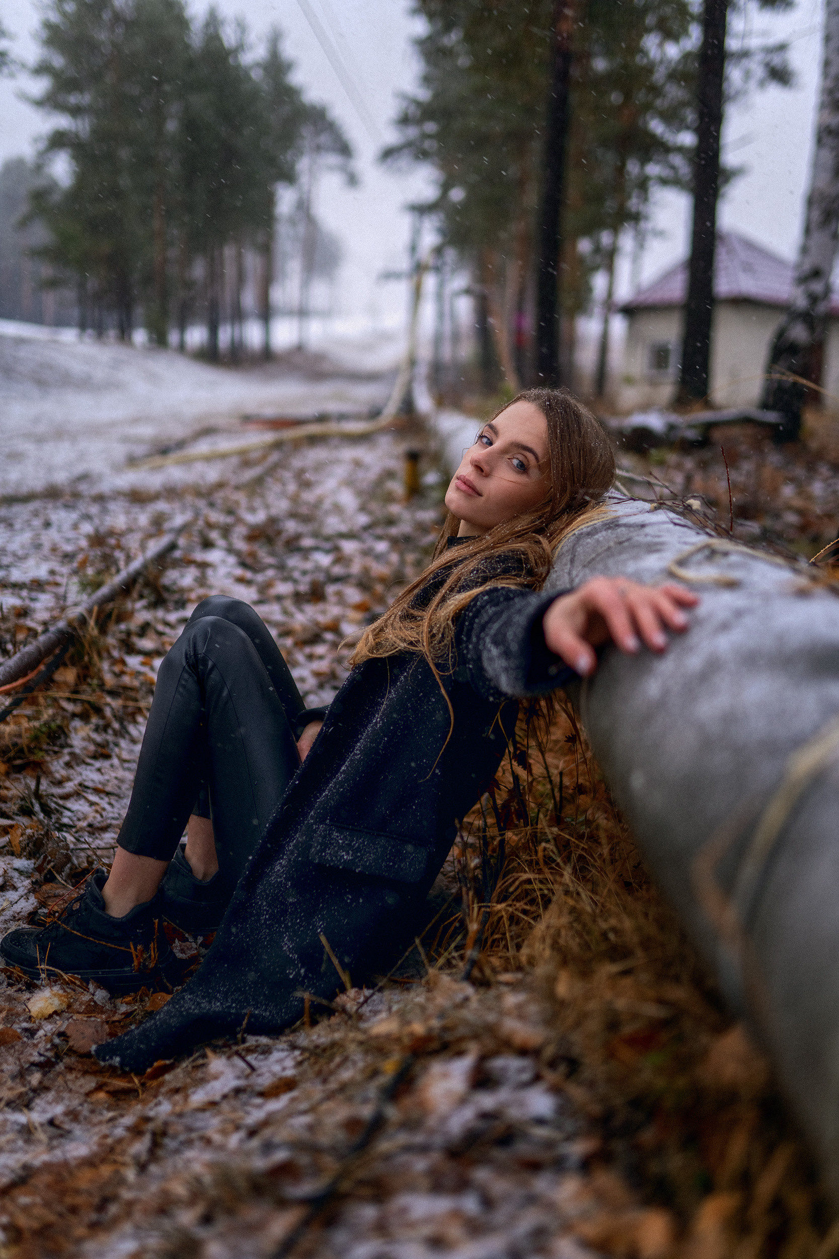 Зимняя фотосессия в лесу с первым снегом