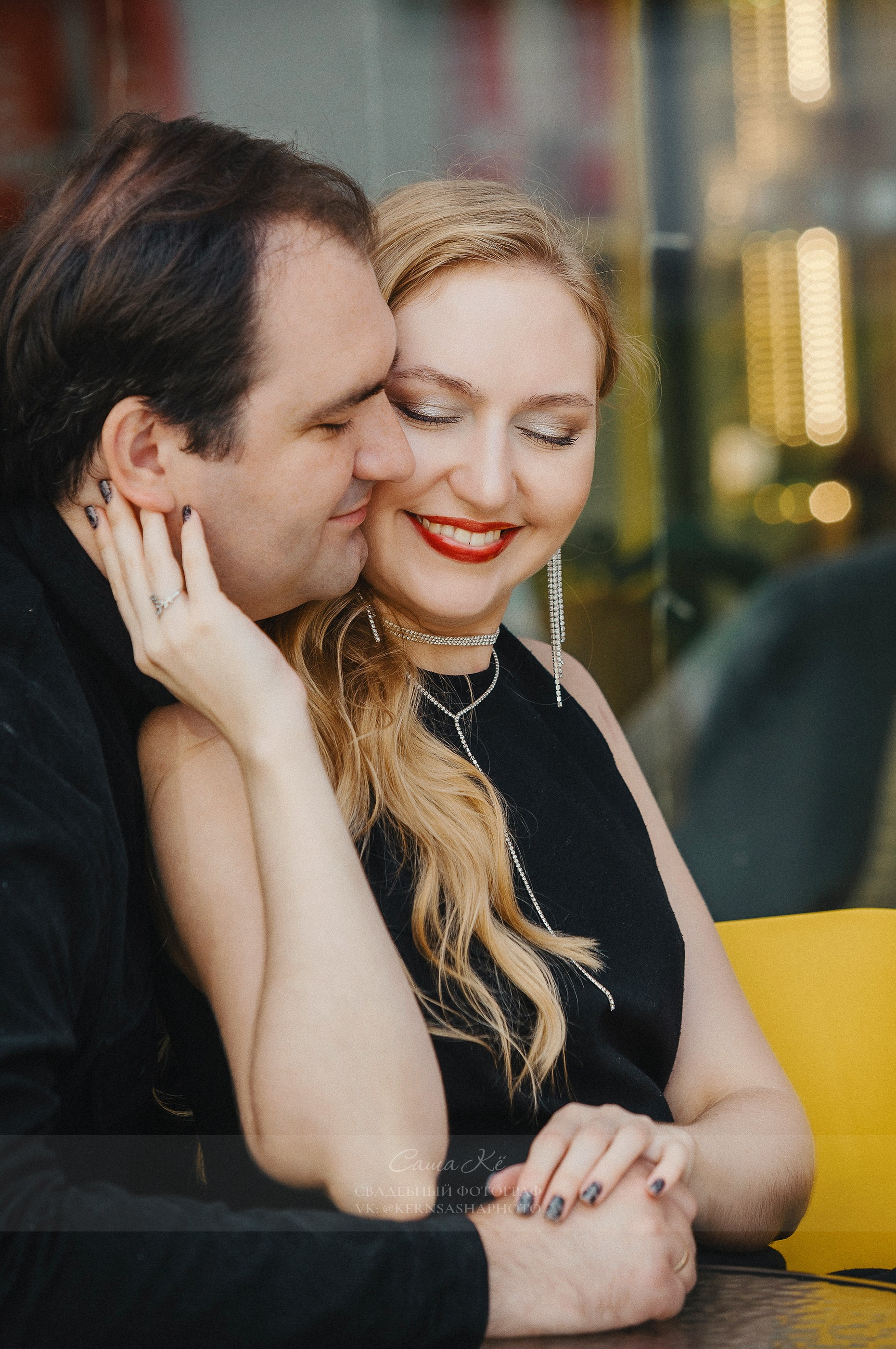 Свадебная пара танцует вальс на открытом воздухе