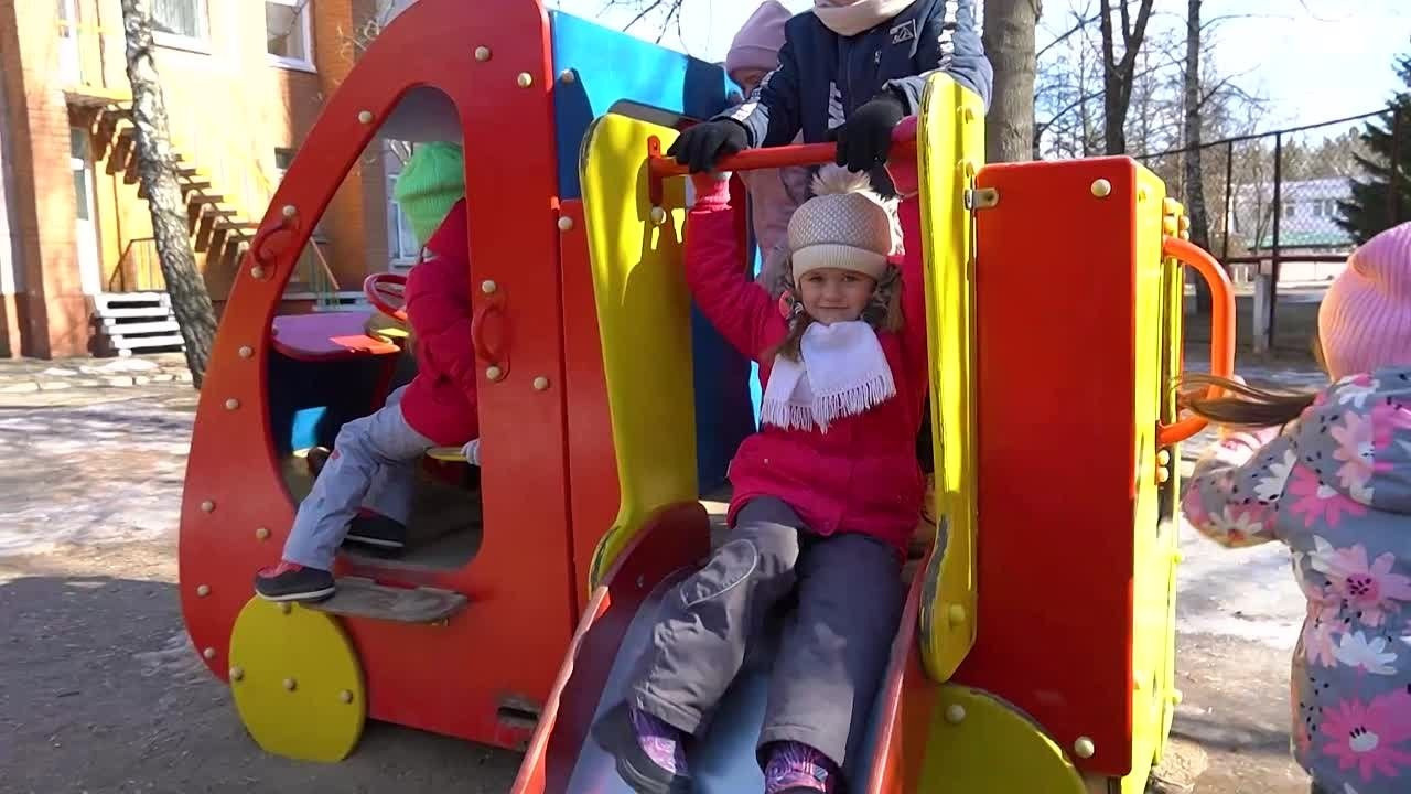 Прогулка в детском саду. Альбом на выпускной в детский сад. Выпускные альбомы для 4 класса. 9 и 11 класс