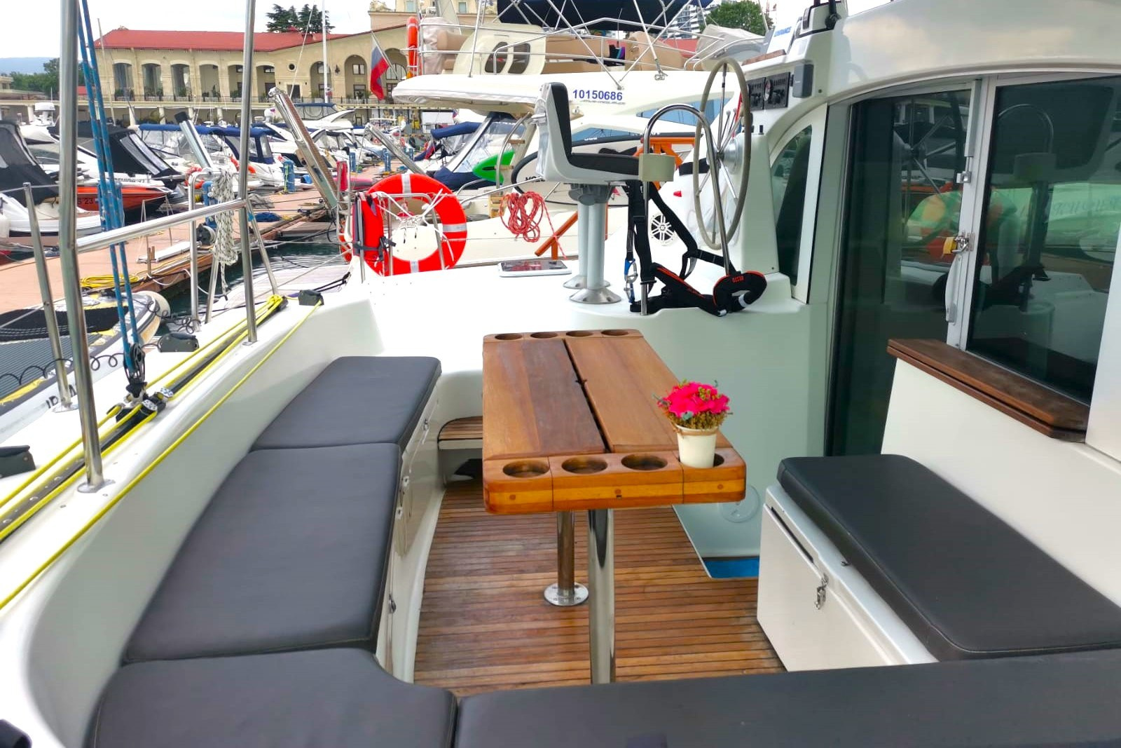 Катамаран Скарлетт о Хара Аренда Яхты в Сочи Яхтанаморе YACHTANAMORE