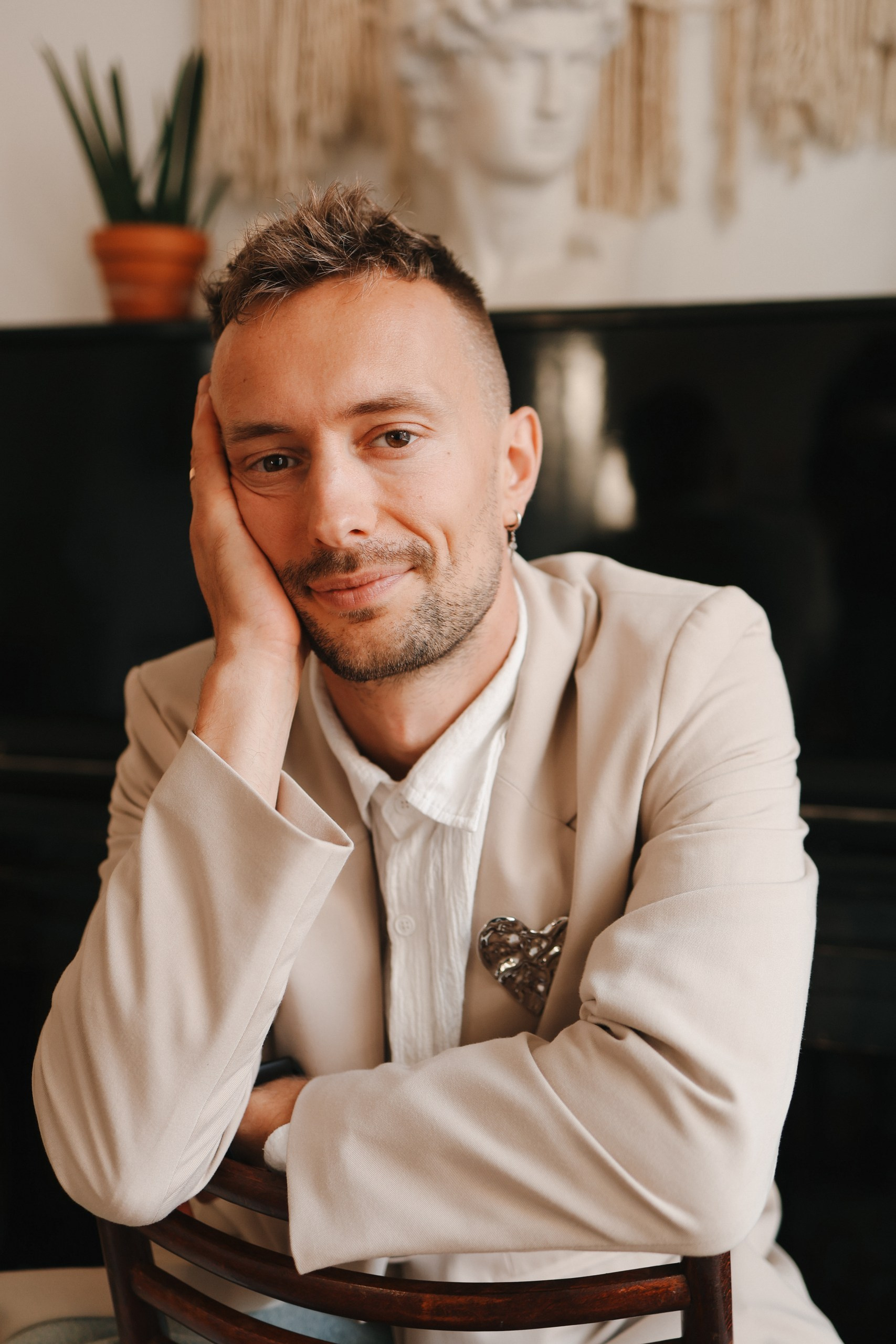 Ведущий Никита Шляндин