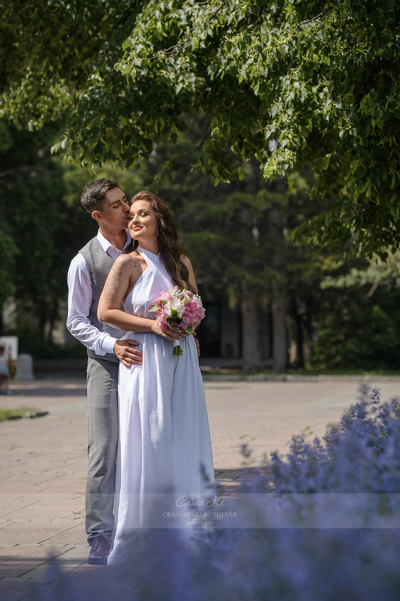 Свадебная фотосессия в Нарымском сквере Новосибирска. Свадебный и семейный, event фотограф, фоторепортаж в Новосибирске — Саша Кё