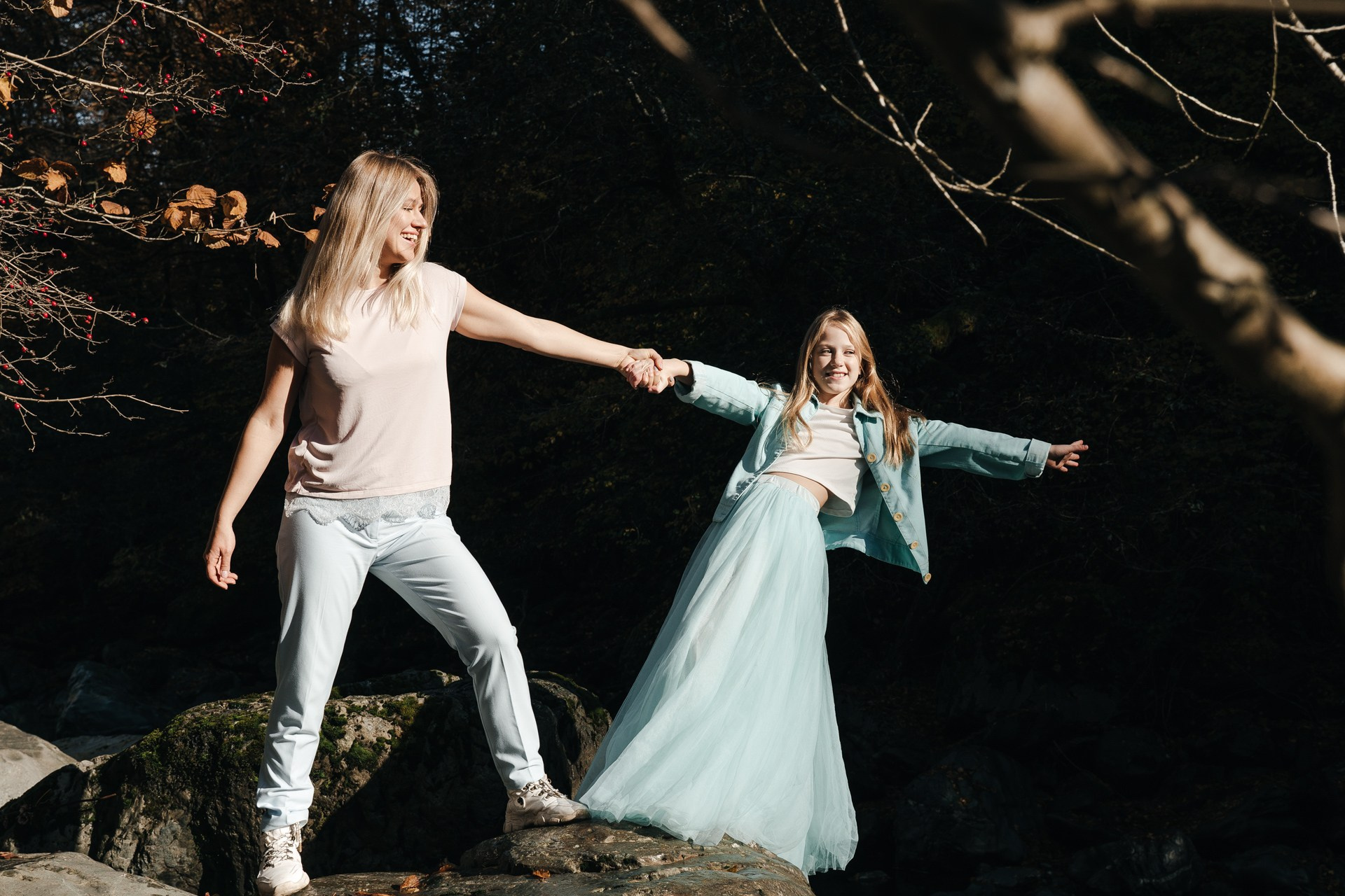 В полный рост мамы и дочери возле реки