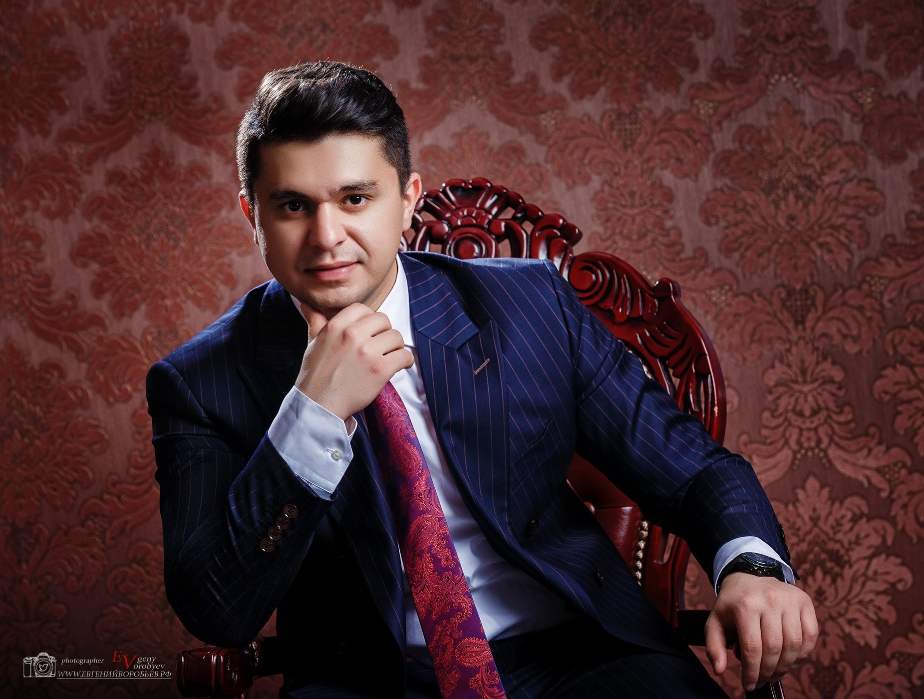 мужская фотосессия для сайта знакомств социальных сетей фотограф в Красноярске цена заказать мужскую фотосессию бизнес портрет мужские фото для знакомства с девушкой брутальная фотосессия в городе фотостудии имиджевая фотосессия для мужчины для бизнеса идея  места пример фото образы стилист Красноярск позы для мужской фотосессии генерация фото фотосессия ИИ промты для фотосессии нейросеть  