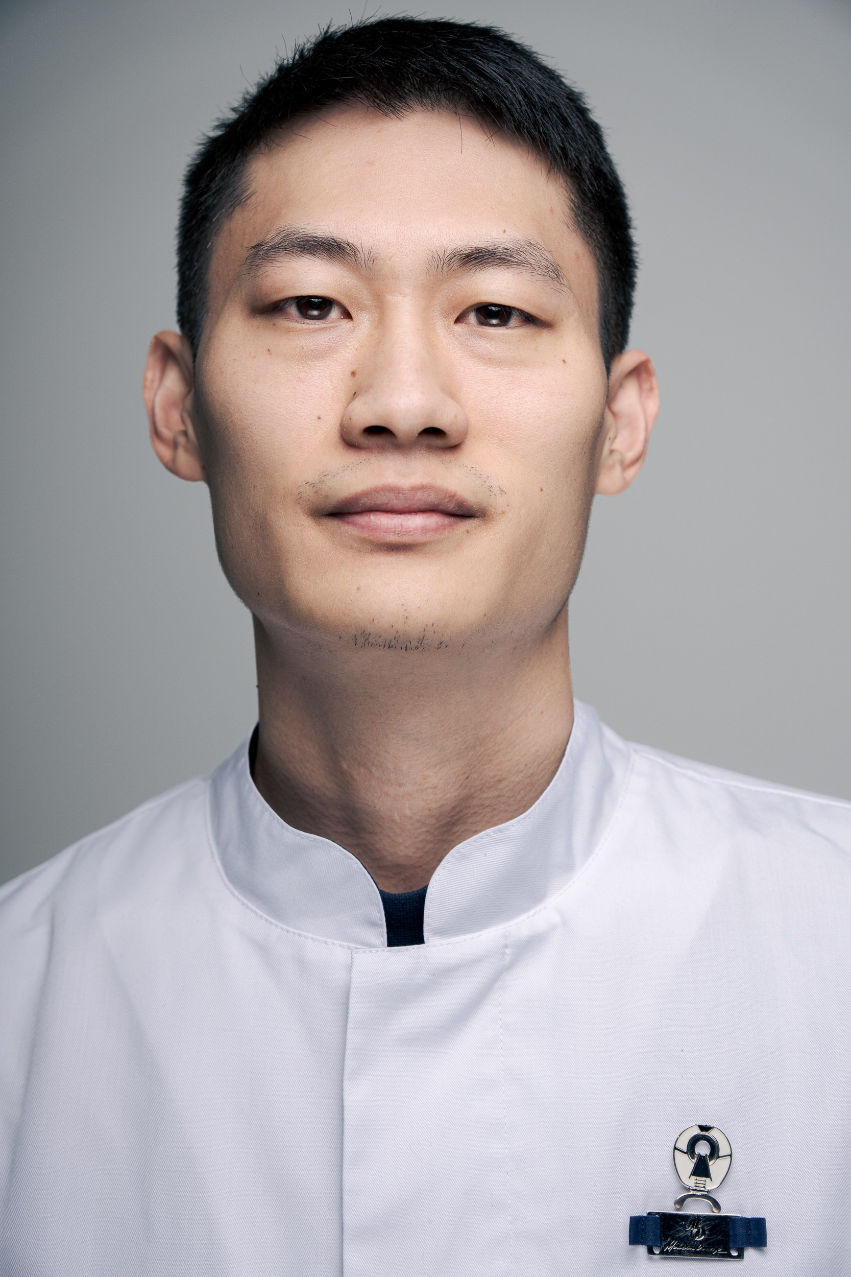 Портрет мужчины в медицинской форме на светлом фоне — корпоративная и медицинская портретная съёмка.