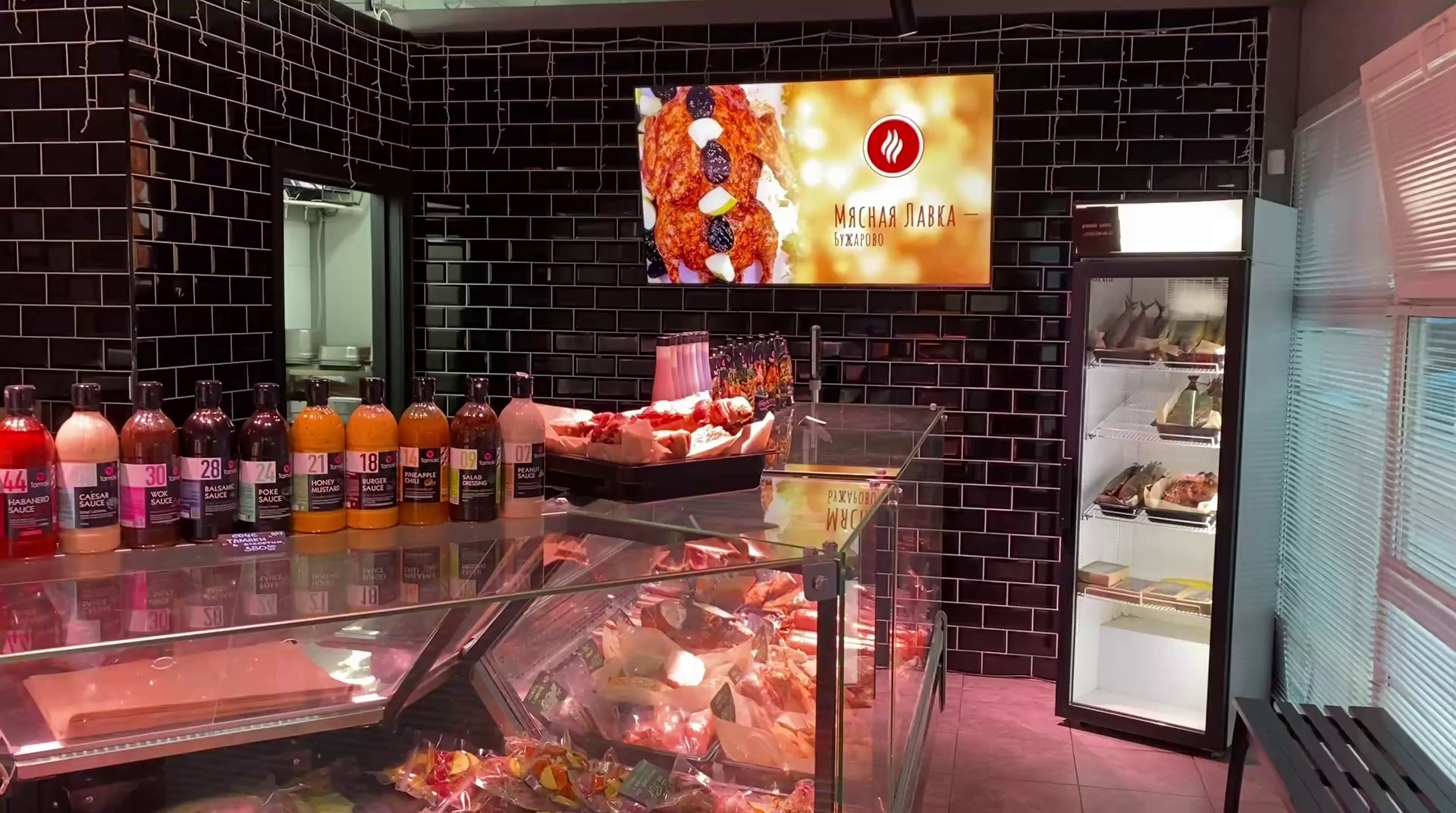 Видеовитрина для магазинов и кафе: рабочий кейс из Истринского района (Мясная Лавка Бужарово). Создаю продающие картинки в городе Истра Фото Видео 3д рендеры визуализации