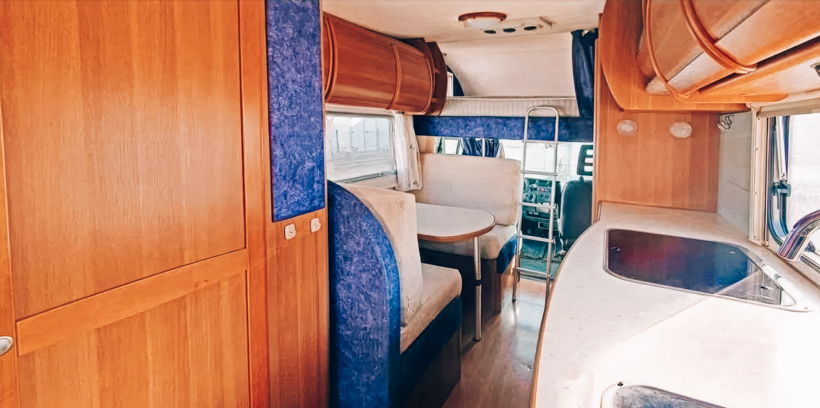 Внутреннее содержимое кемпера - автодома. Кемпердлявас — аренда Автодома для путешествий по Беларуси и за ее пределами! Путешествуйте с комфортом!