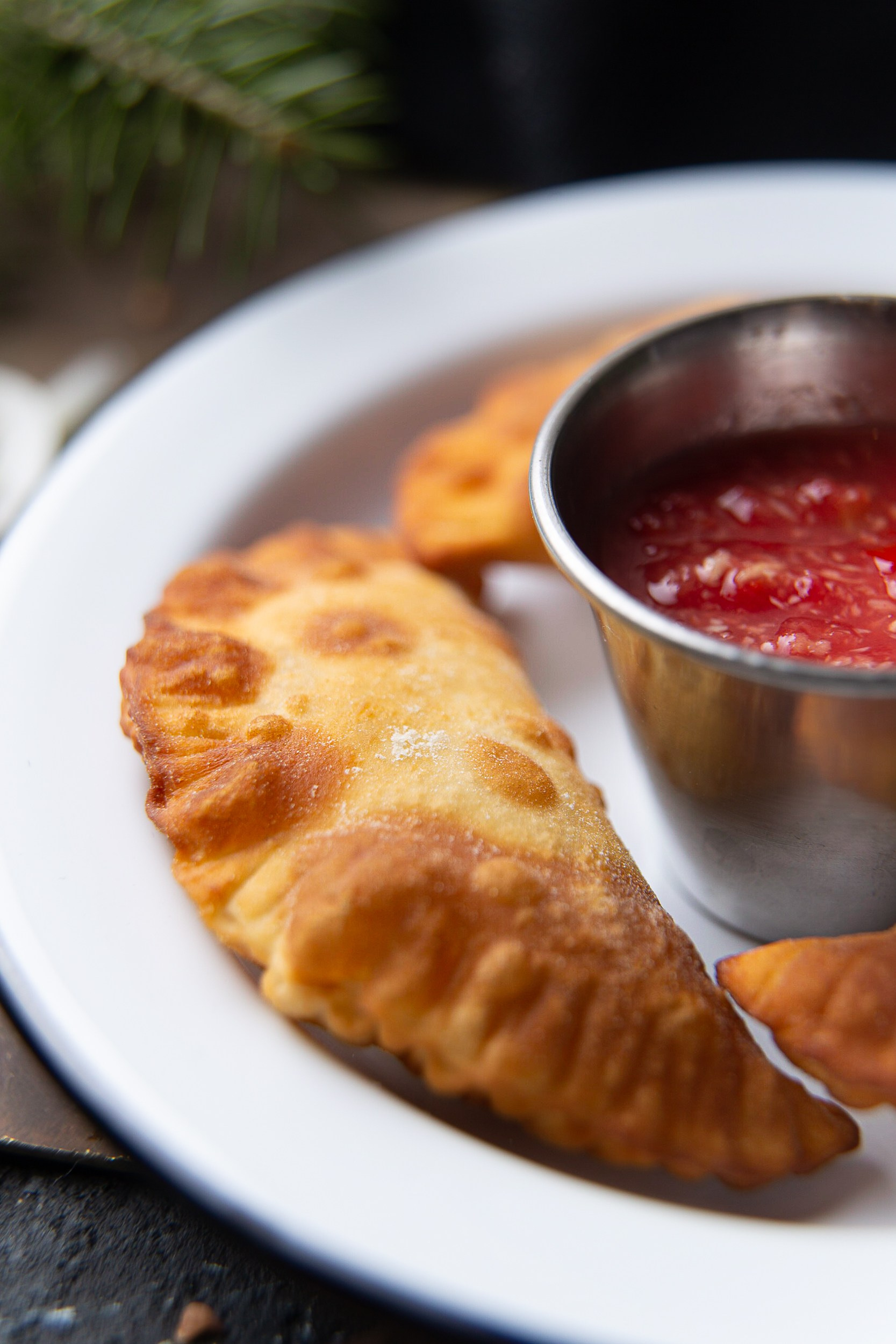 Крупный план тарелки с яркими блюдами — фуд-фотография для меню и доставки