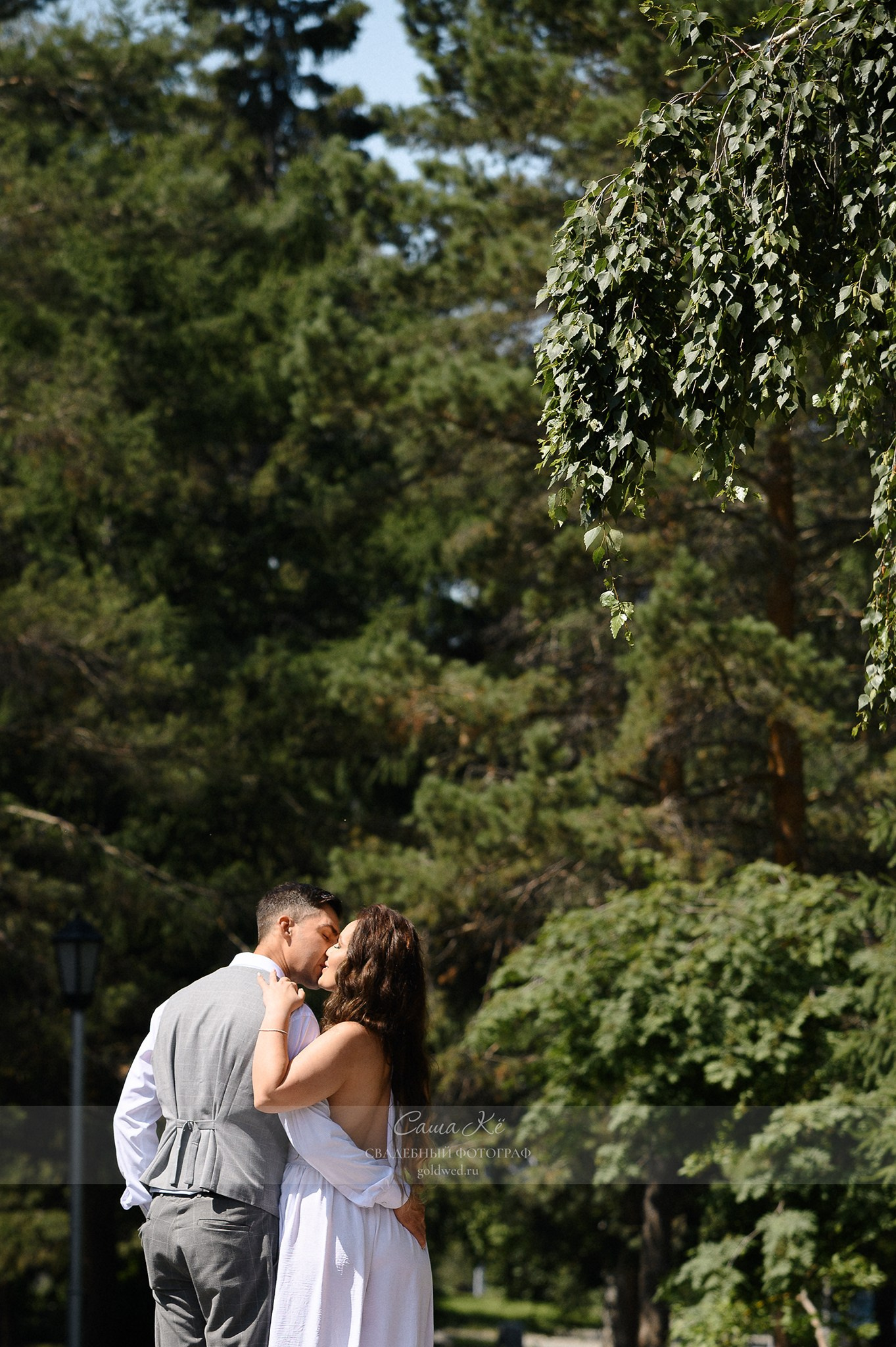 Свадебная фотосессия в Нарымском сквере Новосибирска. Свадебный и семейный, event фотограф, фоторепортаж в Новосибирске — Саша Кё