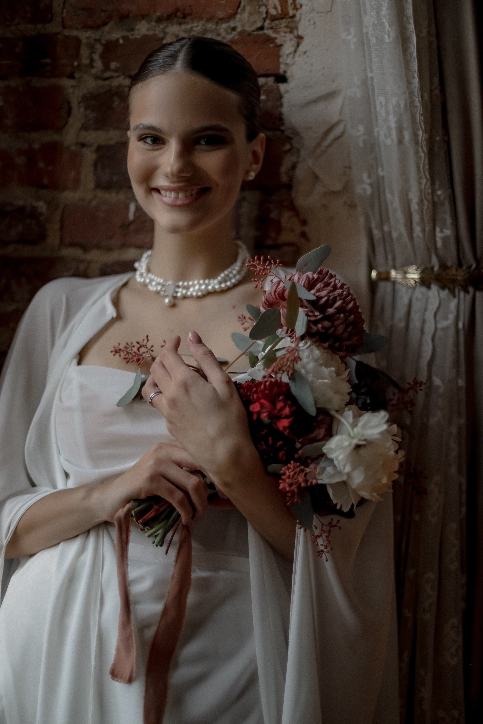 Осенний букет невесты из пионов, хризантем с шелковыми лентами