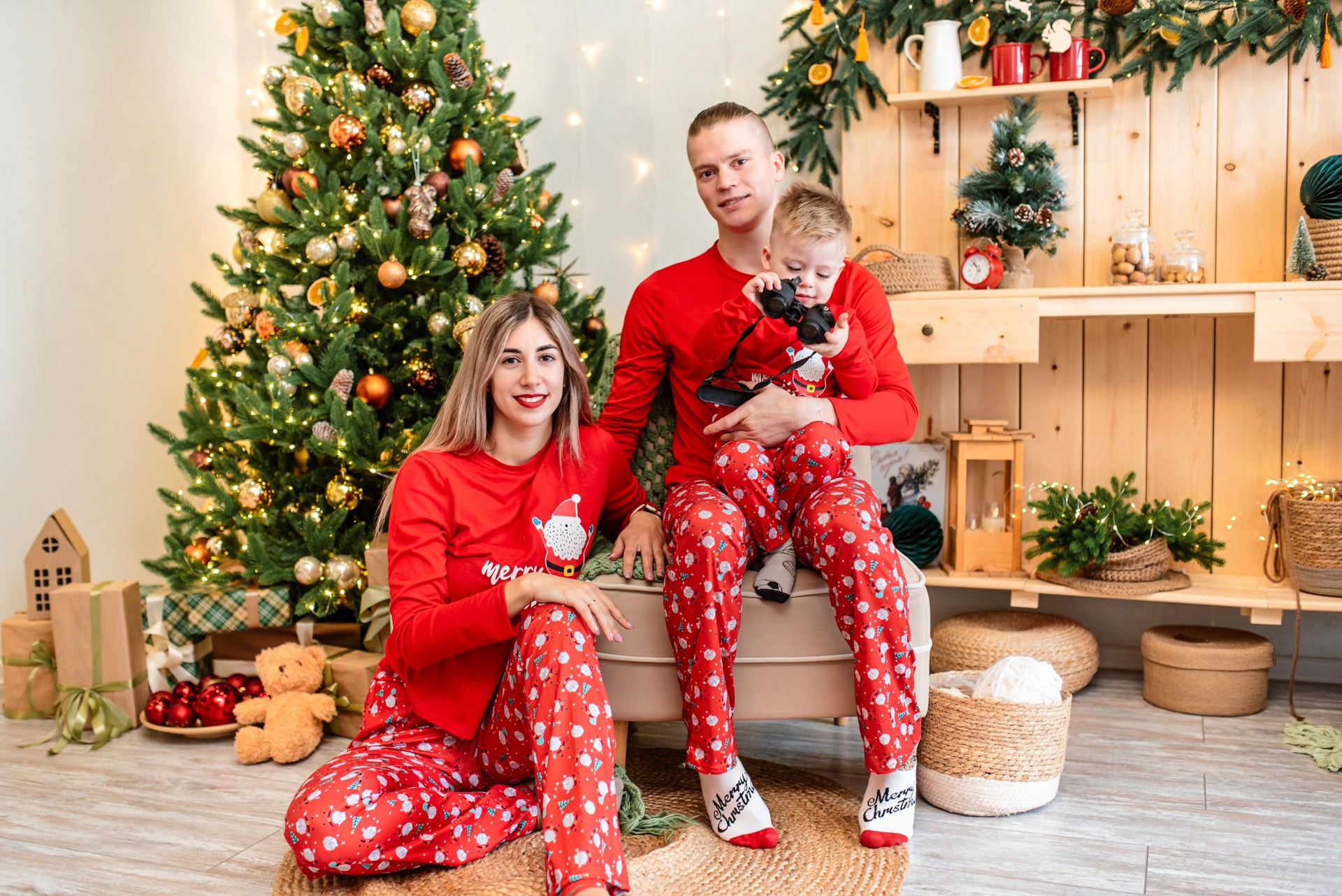 Семья на новогодней фотосессии в пижамах. Ольга Ли свадебный семейный фотограф Иркутск
