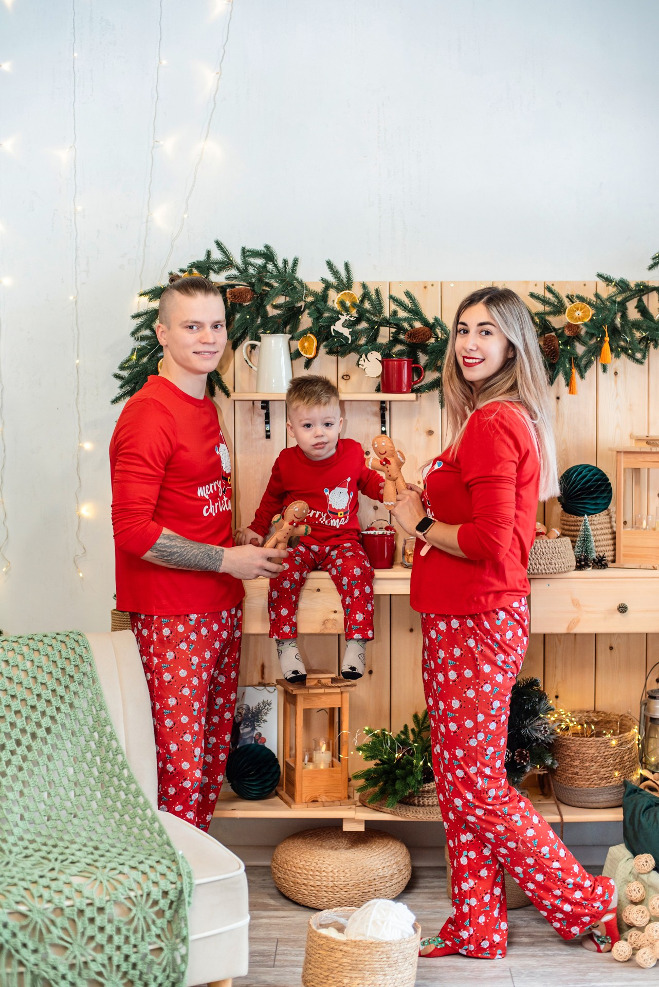 Семья на новогодней фотосессии в пижамах. Ольга Ли свадебный семейный фотограф Иркутск