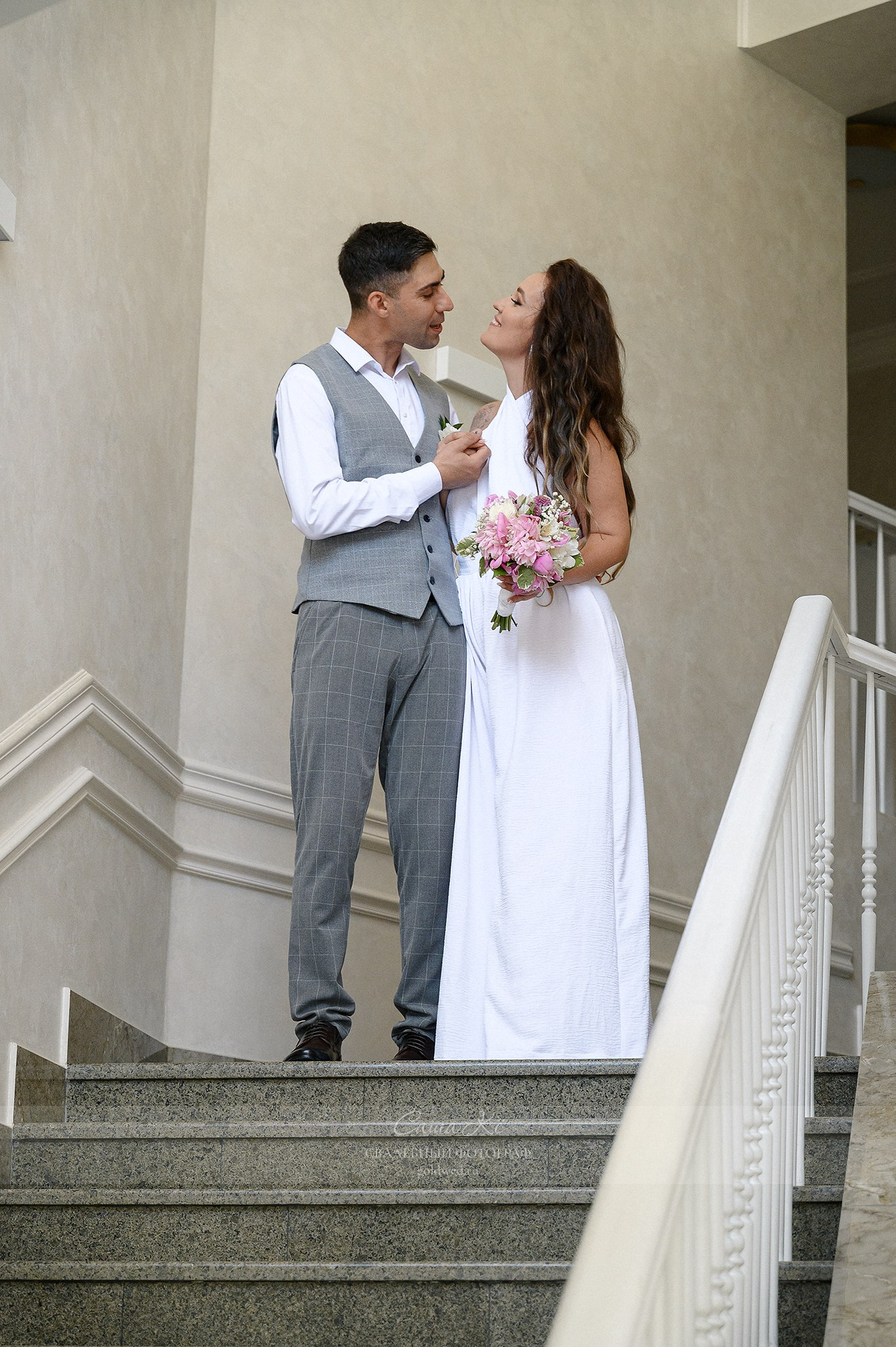 Свадебная фотосессия в Нарымском сквере Новосибирска. Свадебный и семейный, event фотограф, фоторепортаж в Новосибирске — Саша Кё