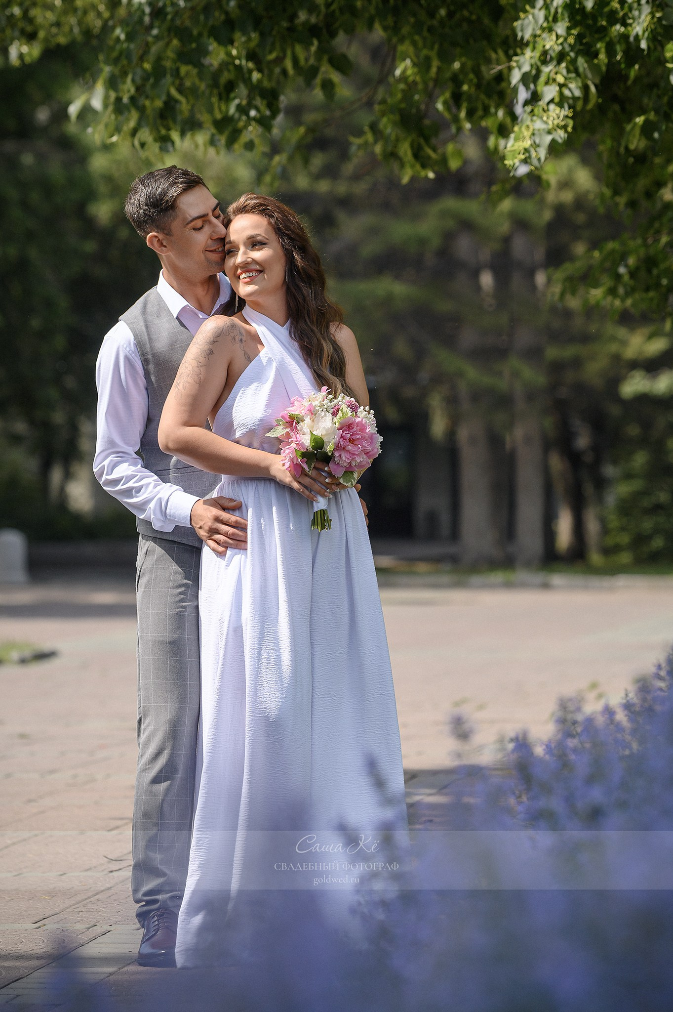 Свадебная фотосессия в Нарымском сквере Новосибирска. Свадебный и семейный, event фотограф, фоторепортаж в Новосибирске — Саша Кё