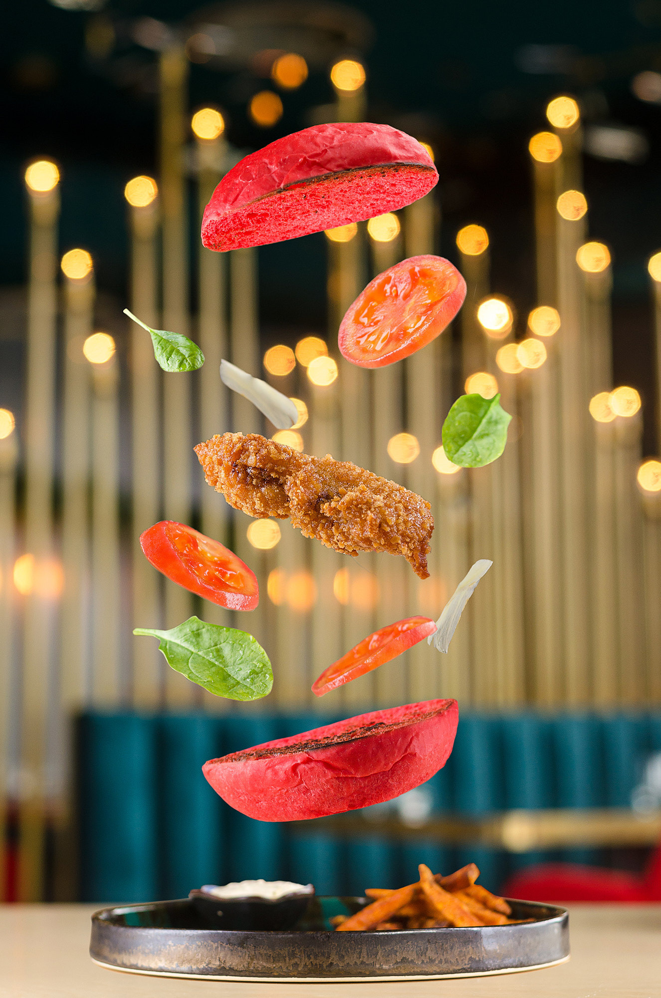 Креативная и творческая фотография левитирующего бургера с бататом в азиатском гастро баре. Рекламная студия 