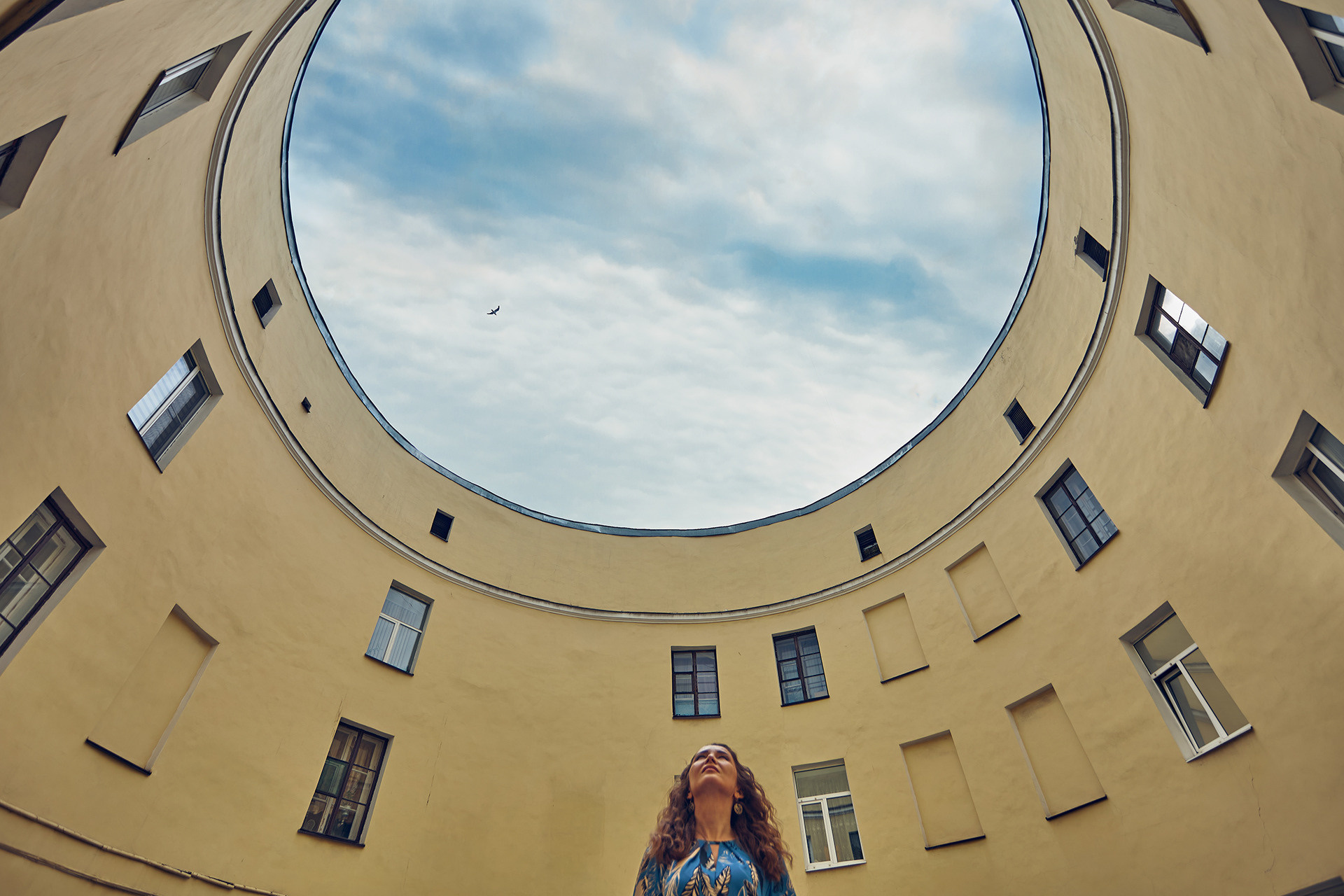 Съёмка стрит фэшн в питерских дворах колодцах на занятиях в фотошколе фото Владимир Лёвин