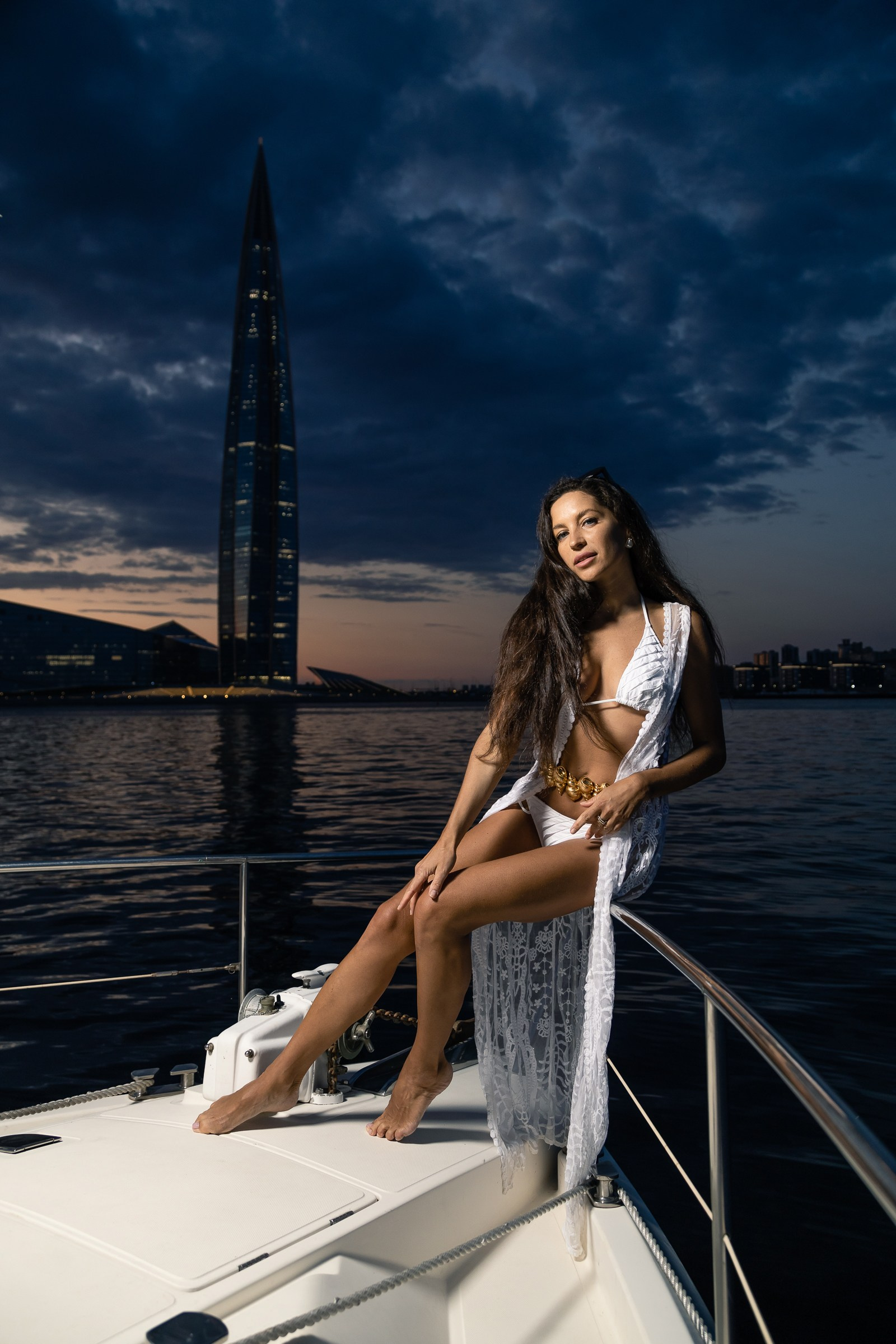 Вечерняя фотосессия на яхте с красивыми видами Санкт-Петербурга
