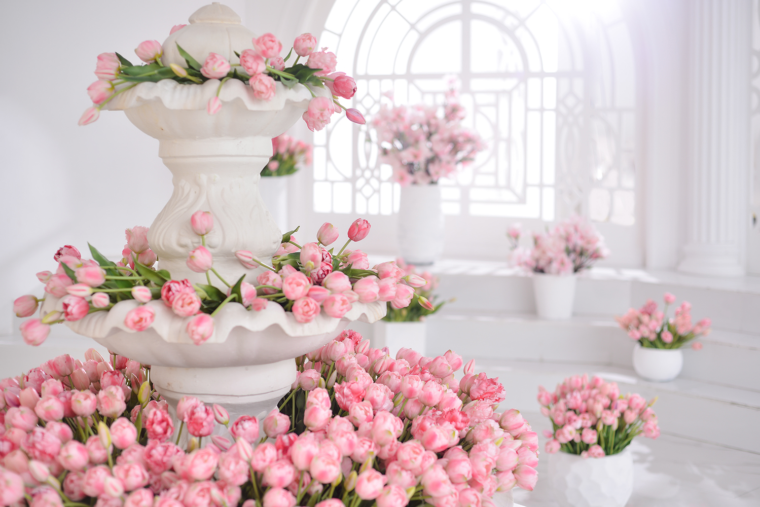 Фотосессия в студии с цветочным интерьером от фотографа Ольги Поторочиной