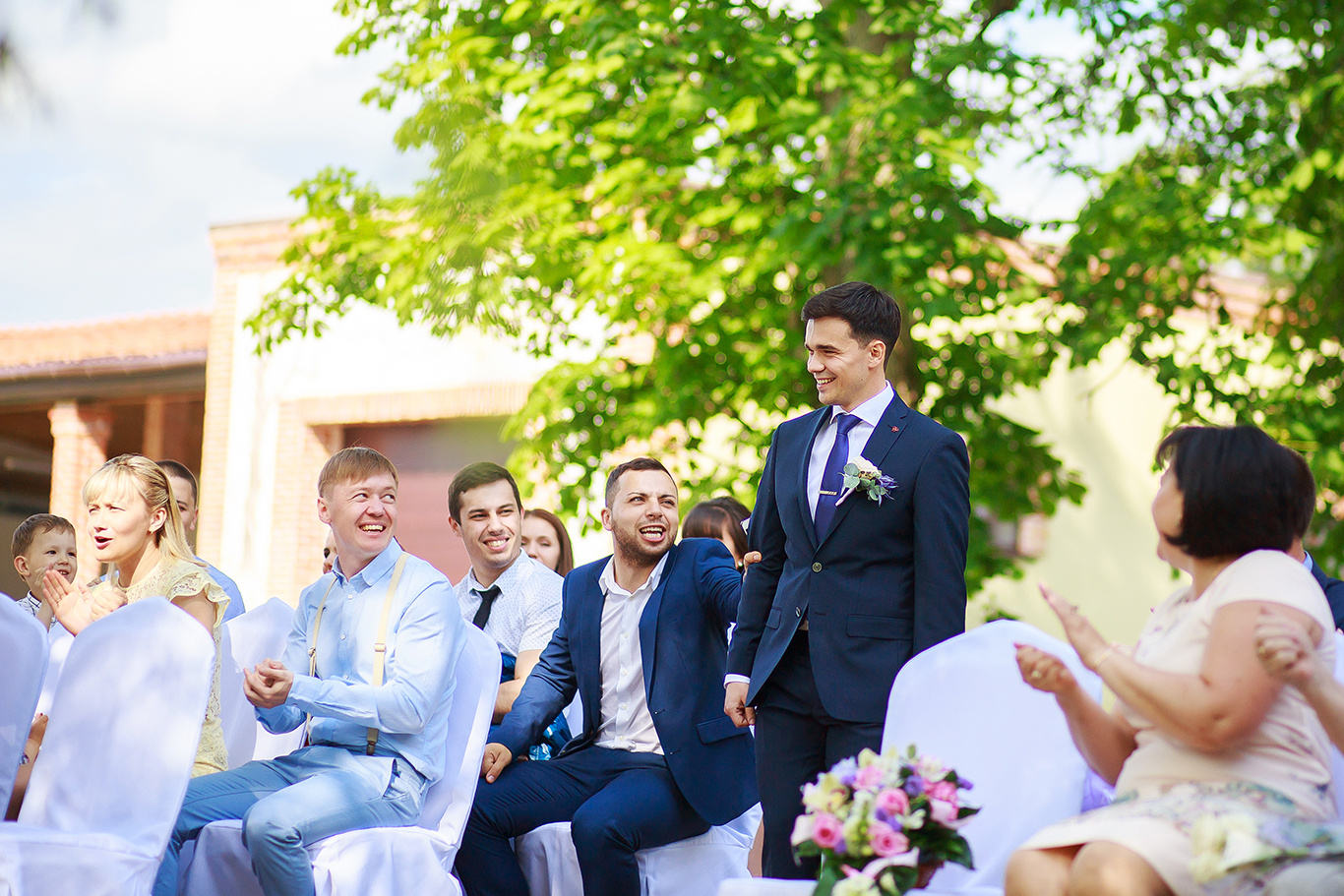 Жених идет на торжественную свадебную выездную регистрацию 