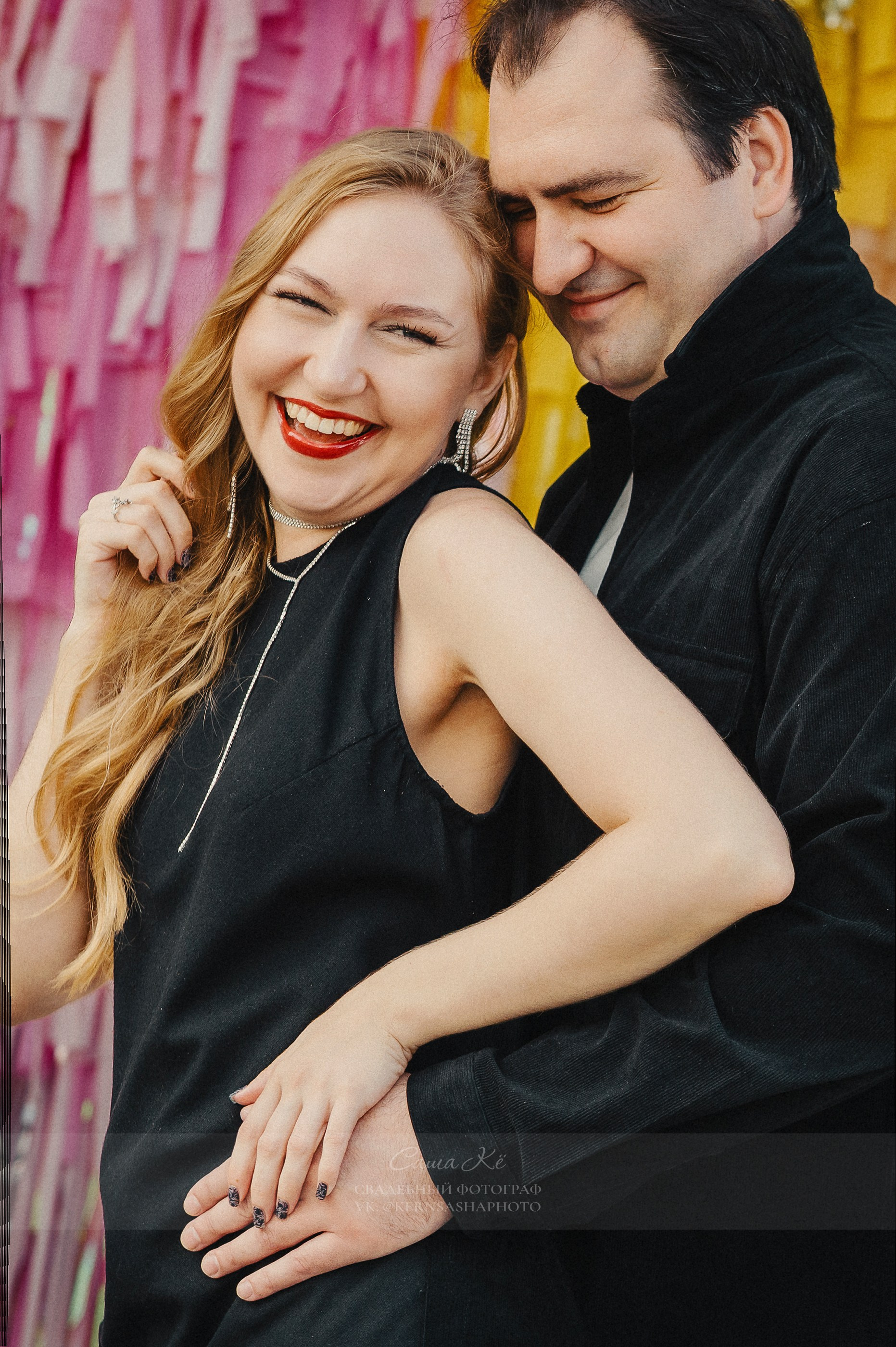 Романтическая прогулка пары по набережной Новосибирска