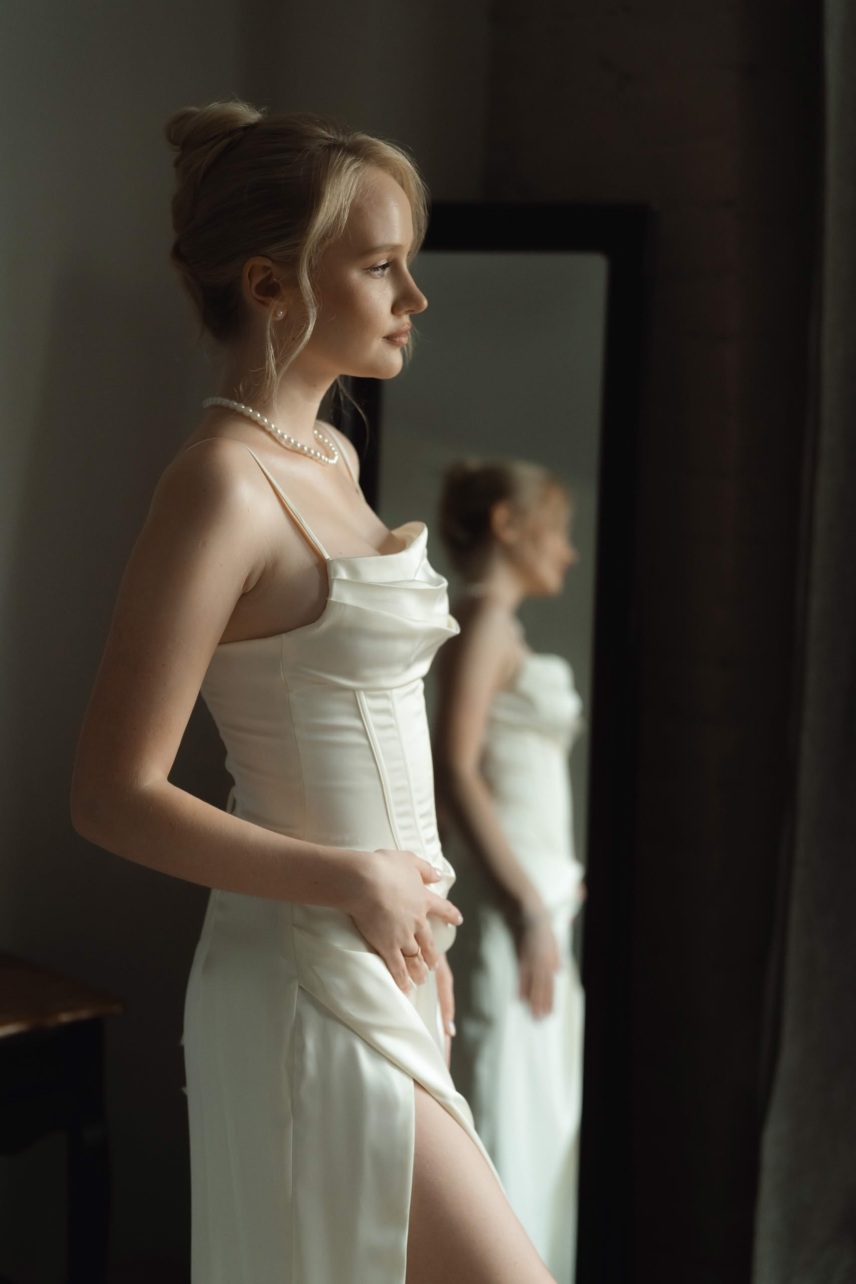 утро невесты Санкт-Петербург невеста у зеркала естественный свет сборы