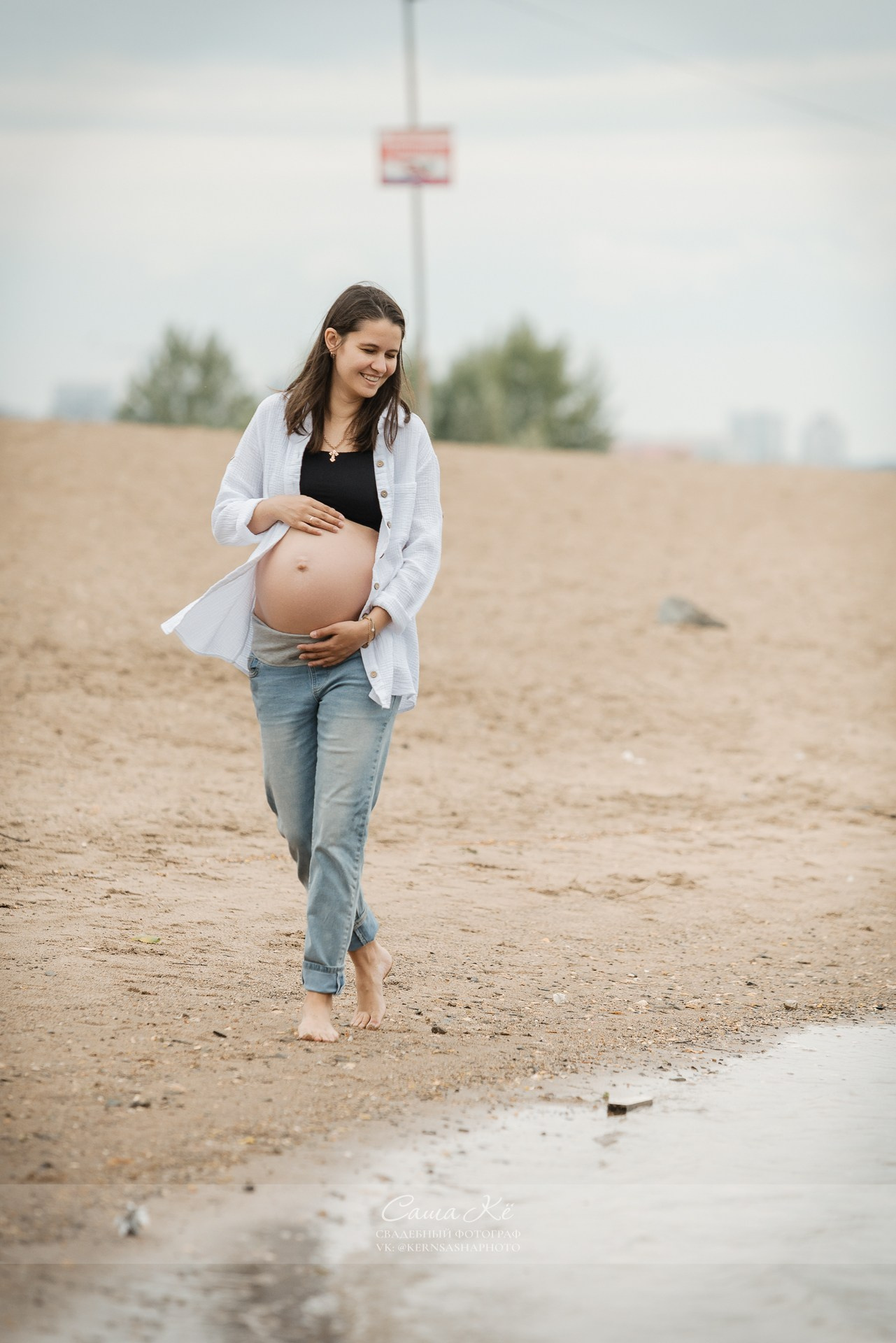 Семейная фотосессия на природе, беременная девушка и её семья, фотограф Саша Кё в Новосибирске.