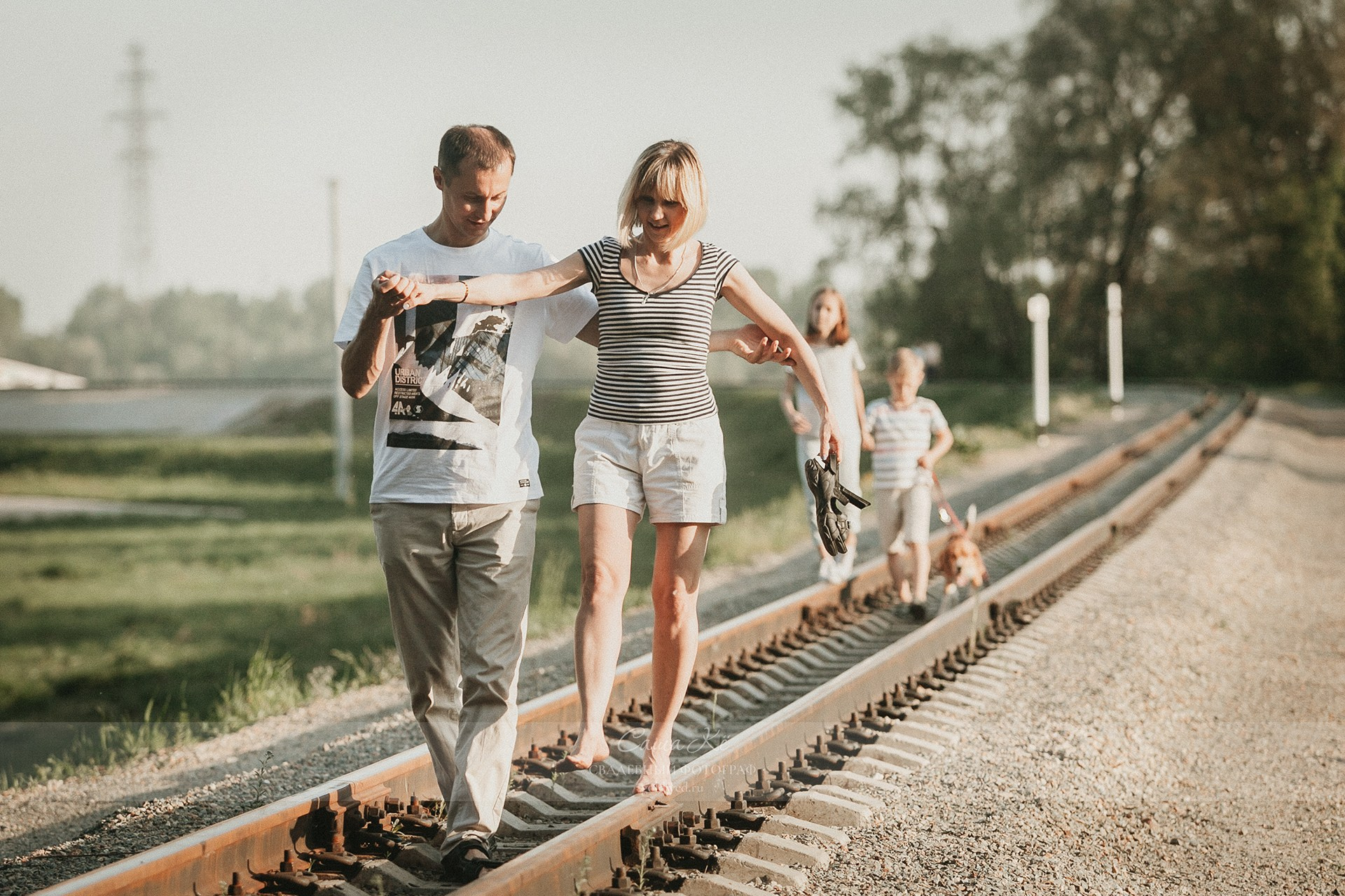 Семейная фотосъемка от фотографа Саша Кё - романтика, поцелуи и прогулка в парке