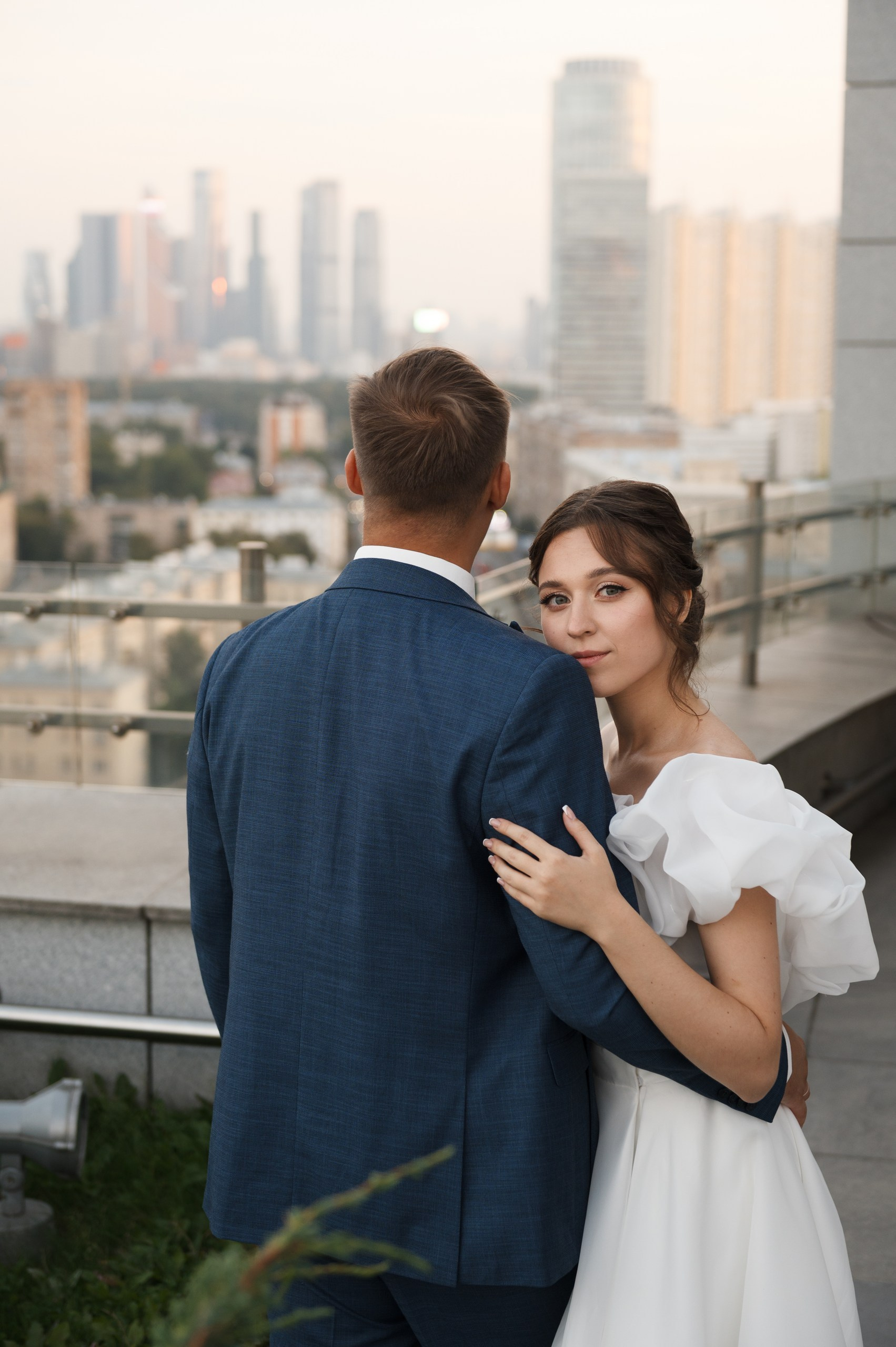Свадебная фотосессия на фоне Москва сити в отеле Монарх